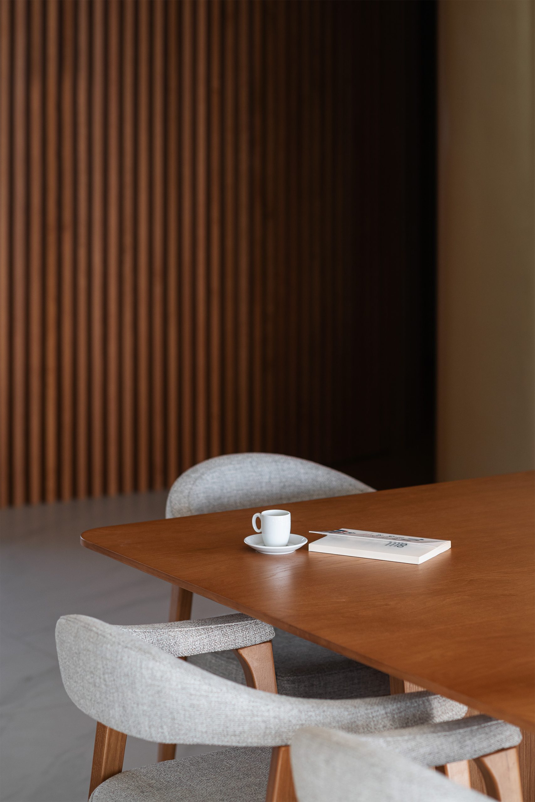 Sala de estar com luz natural e elementos em madeira