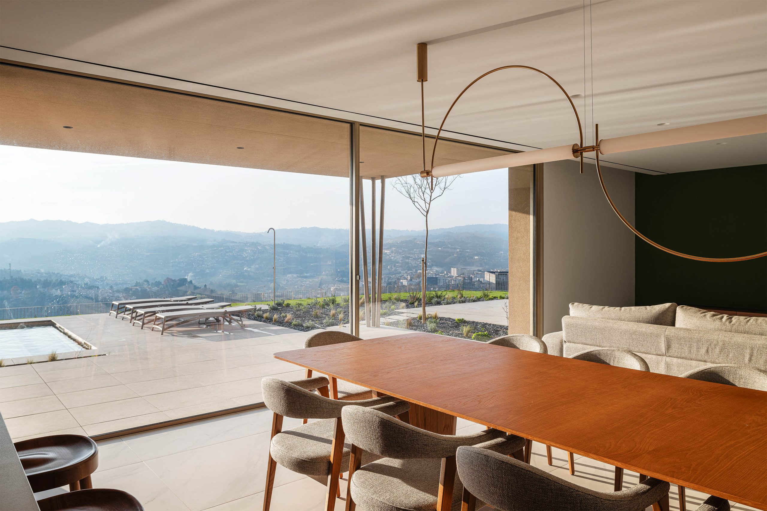 Perspetiva interior destacando a continuidade com o espaço exterior