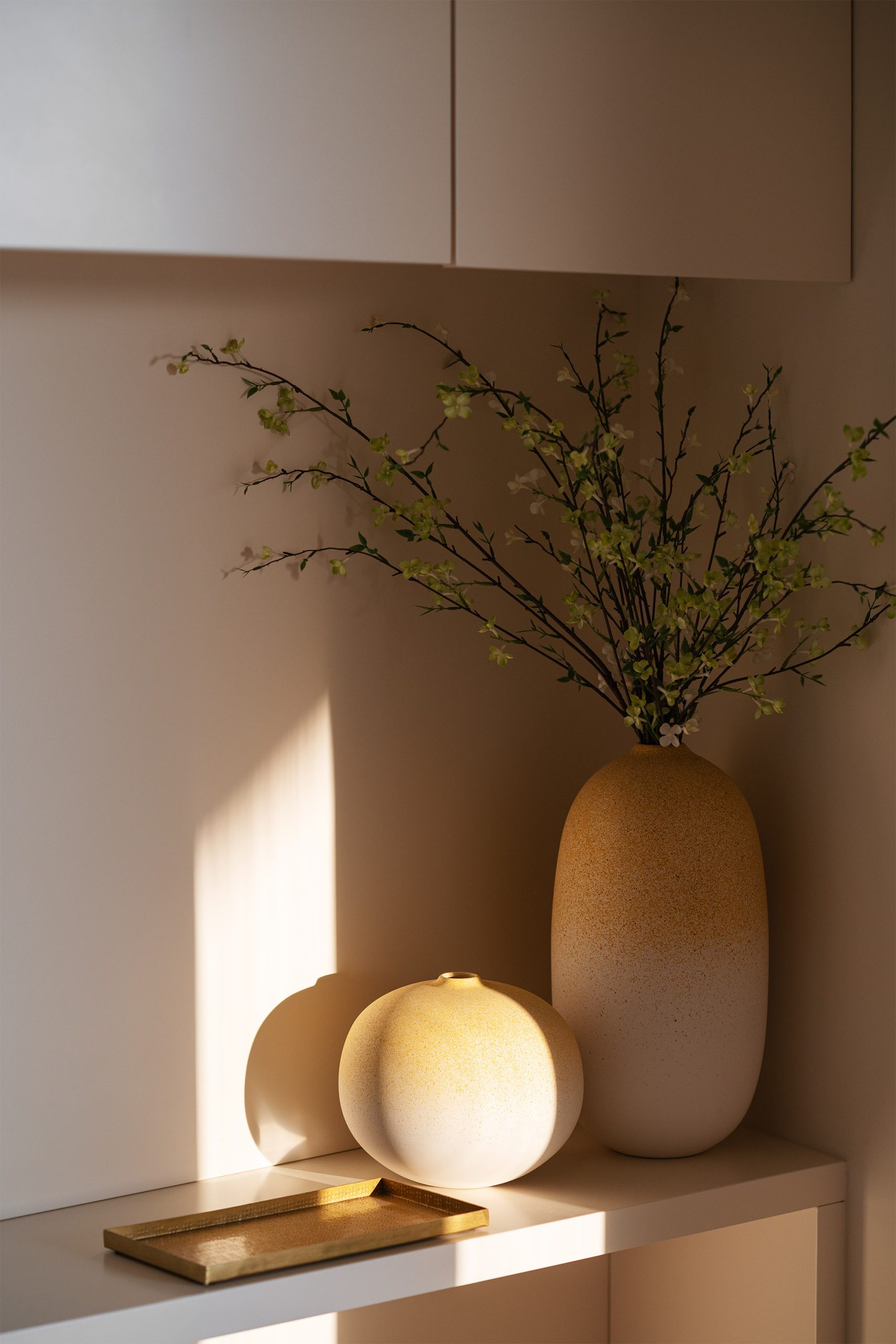 Sala de estar com luz natural e elementos em madeira