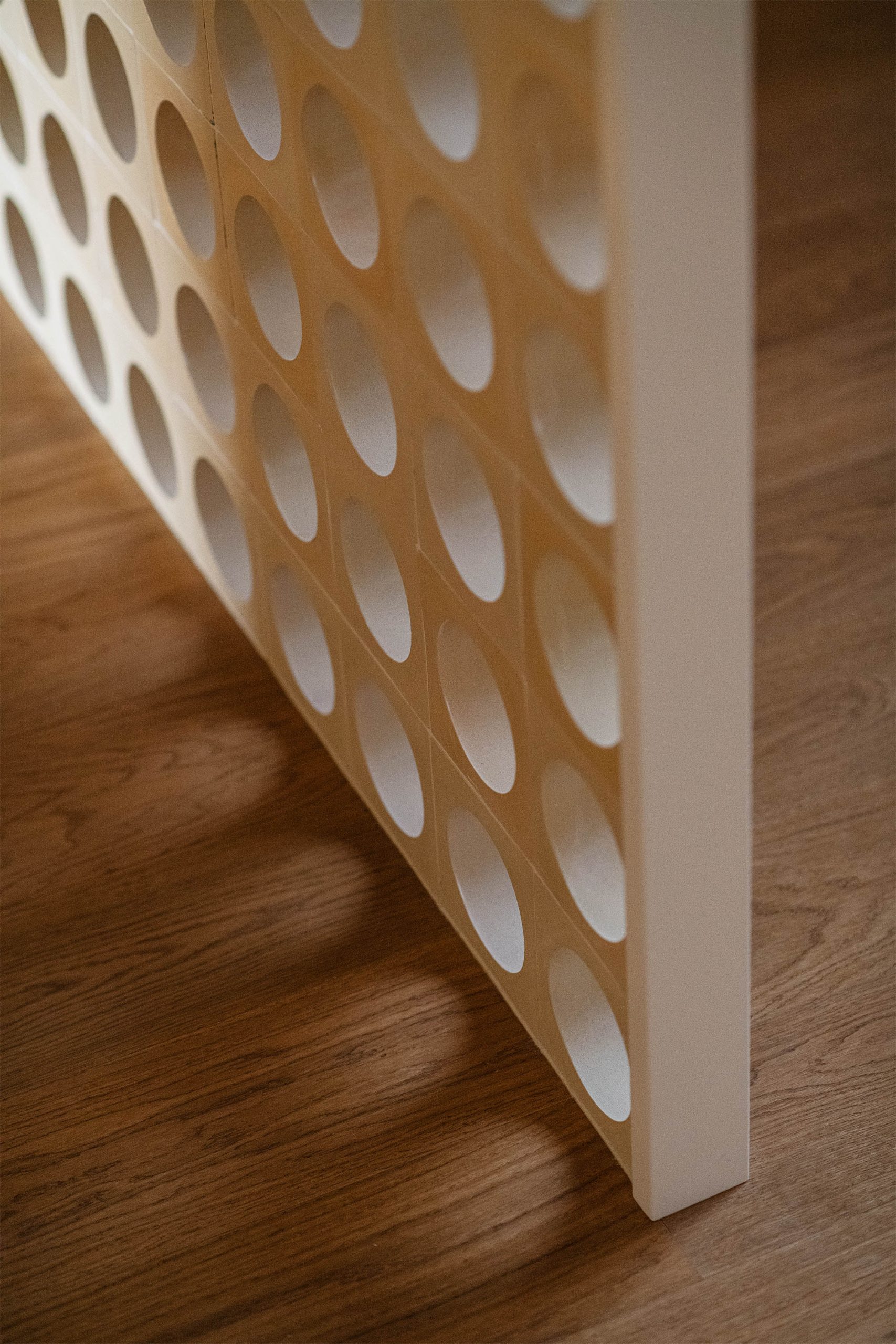 Sala de estar com luz natural e elementos em madeira