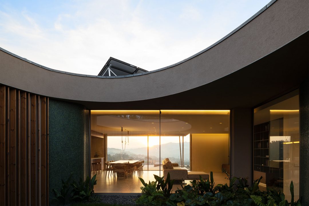 Vista exterior da casa com ligação visual ao jardim interior