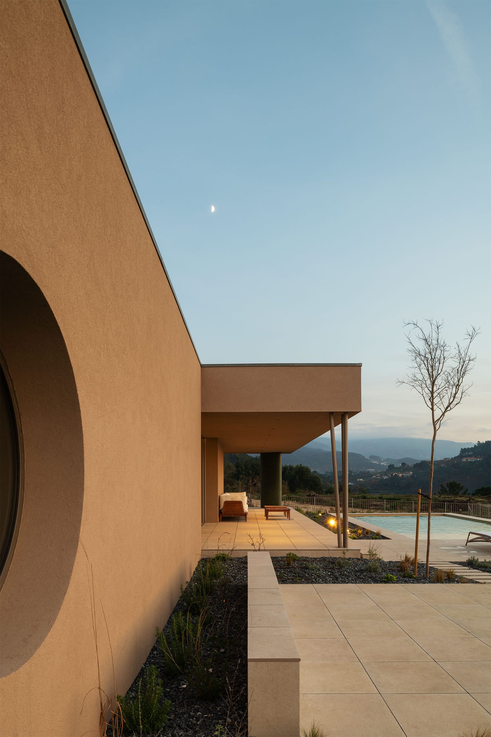 Vista exterior da casa com ligação visual ao jardim interior