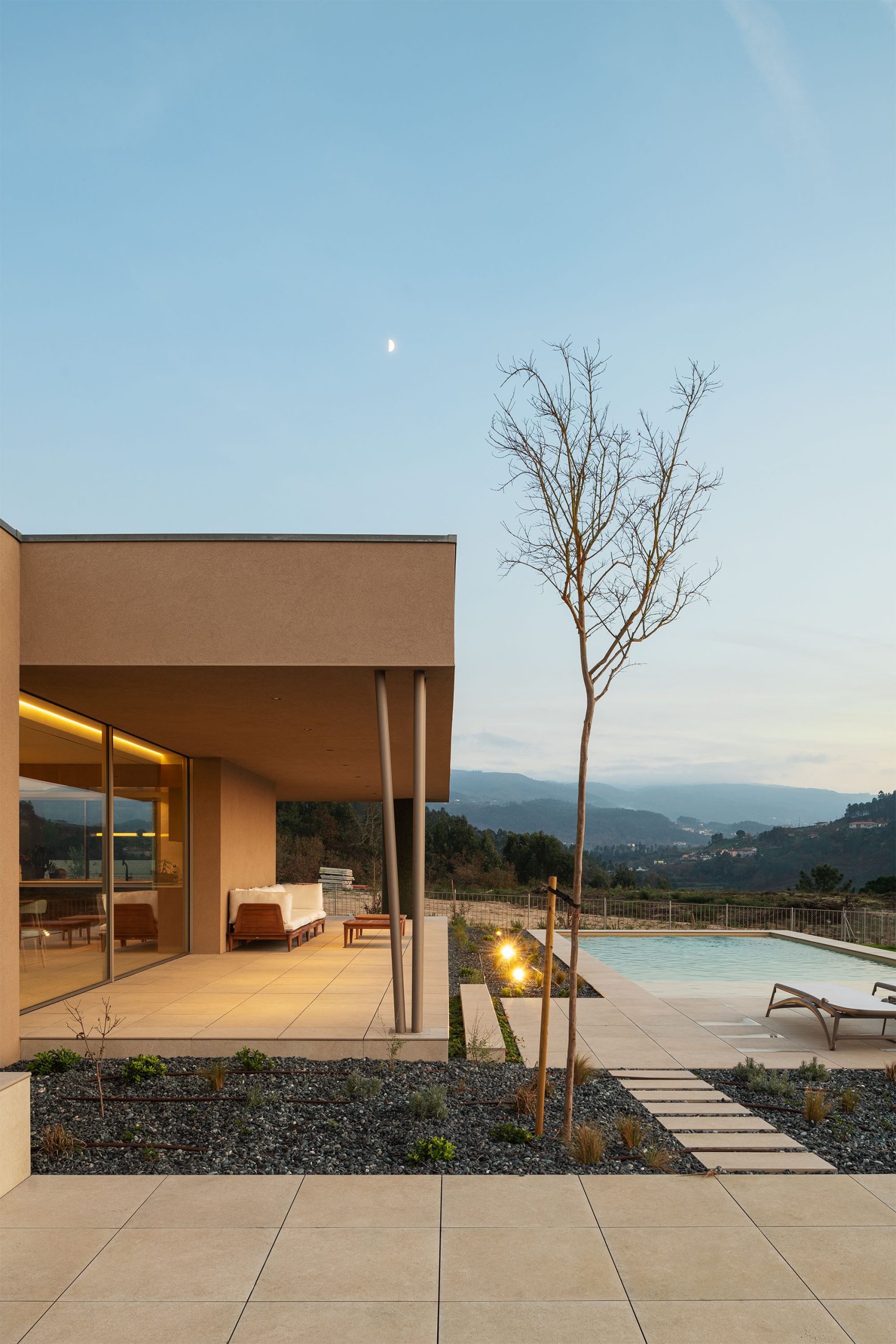 Vista exterior da casa com ligação visual ao jardim interior