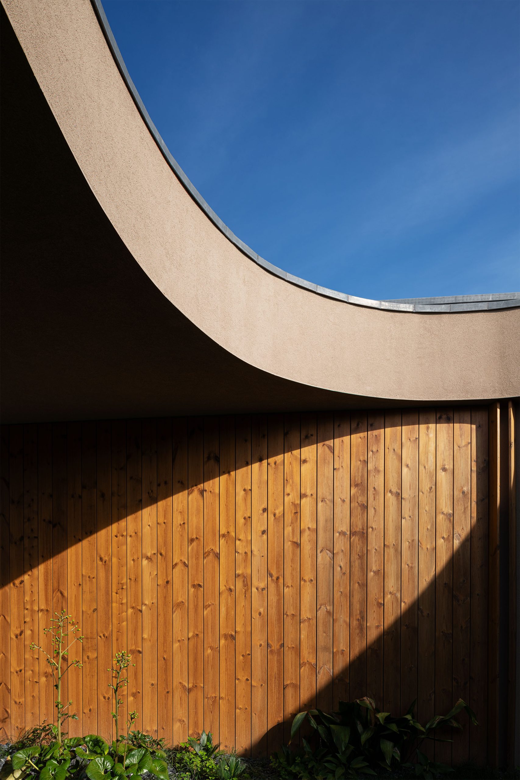 Jardim central enquadrado por volumes arquitetónicos contemporâneos