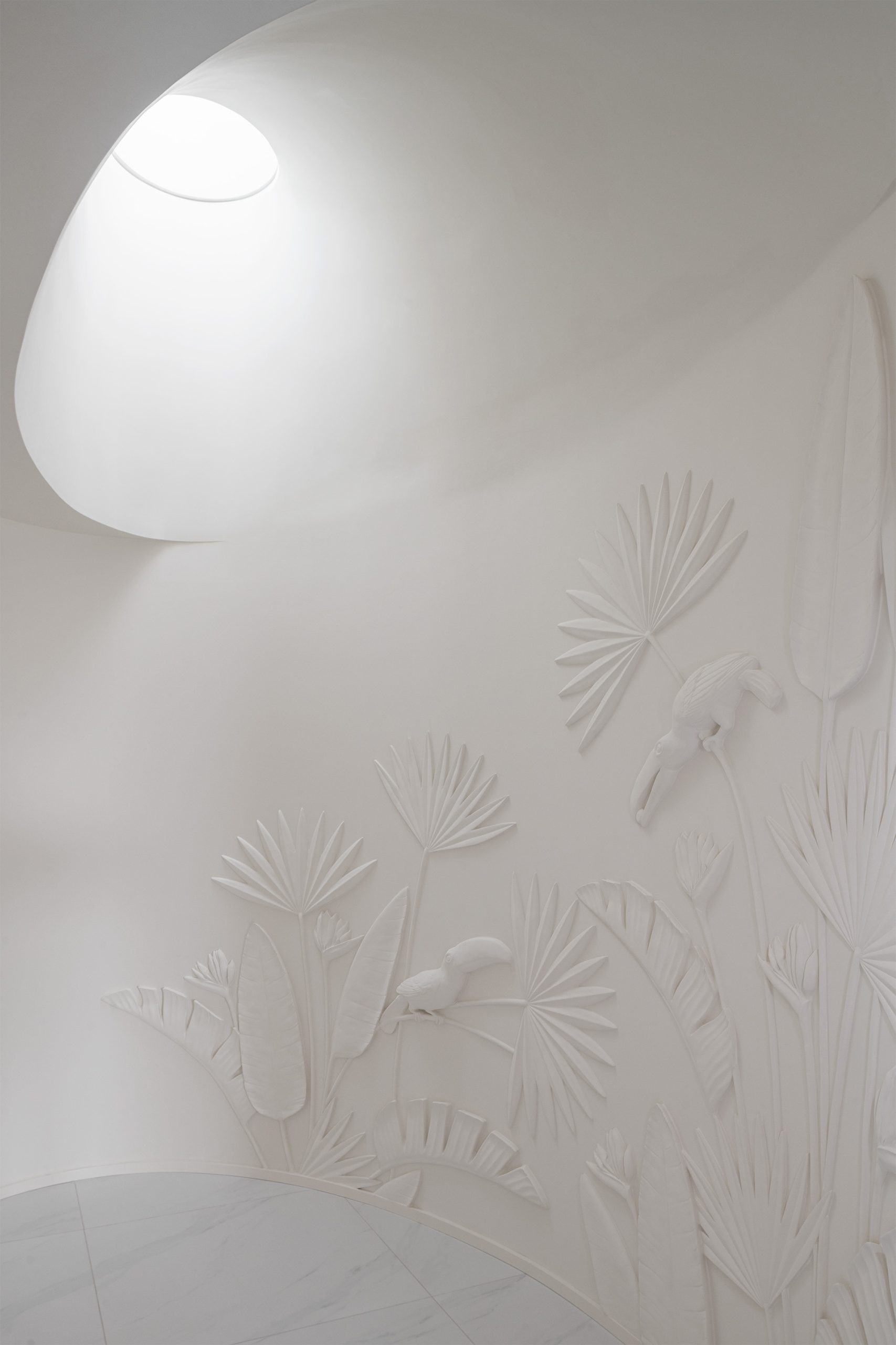 Detalhe construtivo em estuque com incidência de luz natural