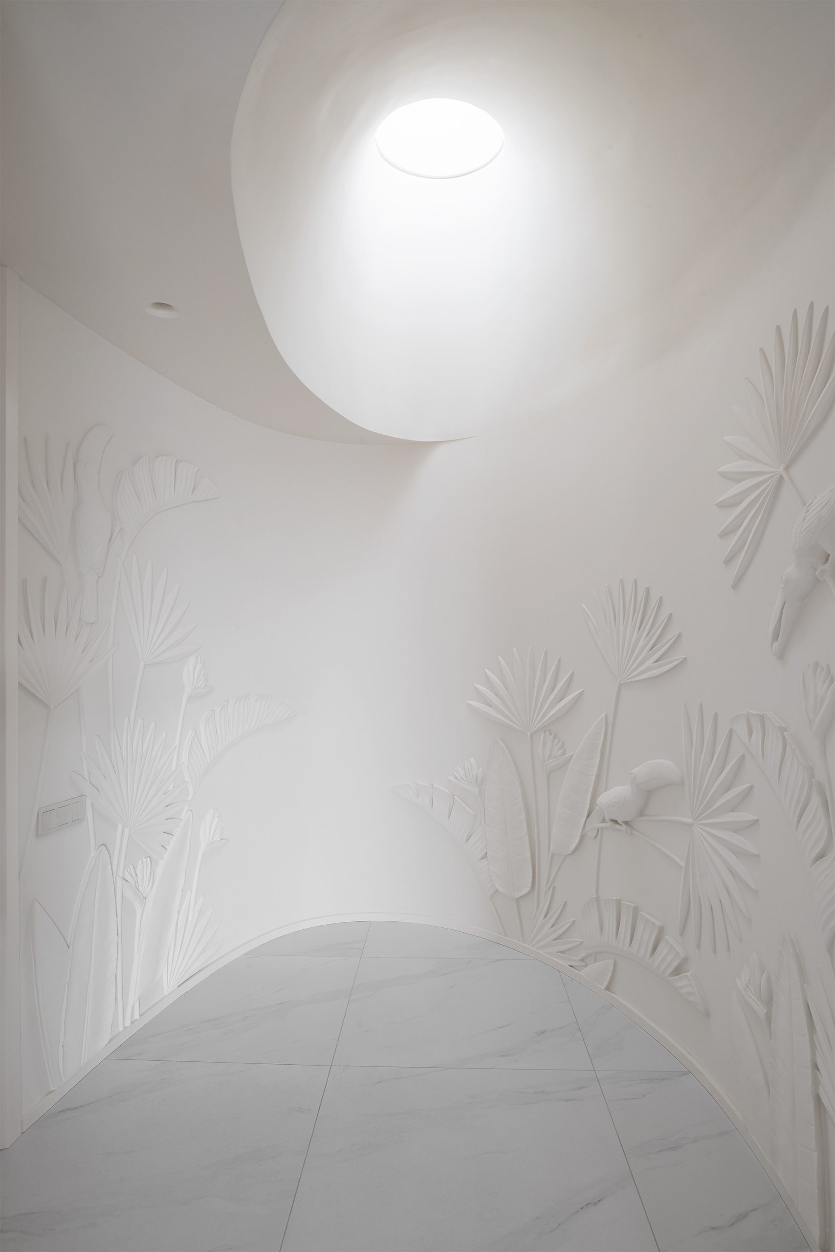 Detalhe construtivo em estuque com incidência de luz natural