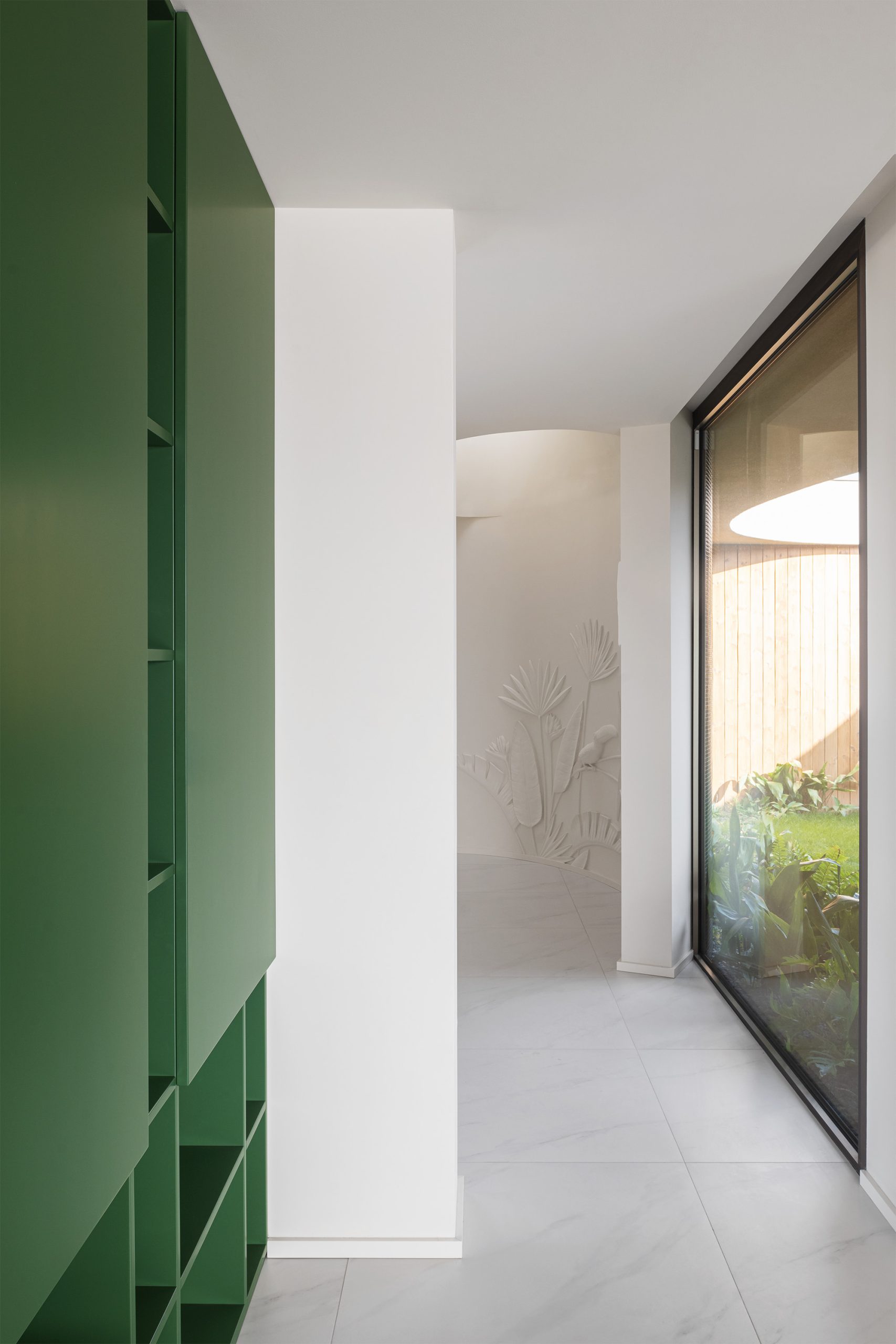 Detalhe construtivo em estuque com incidência de luz natural