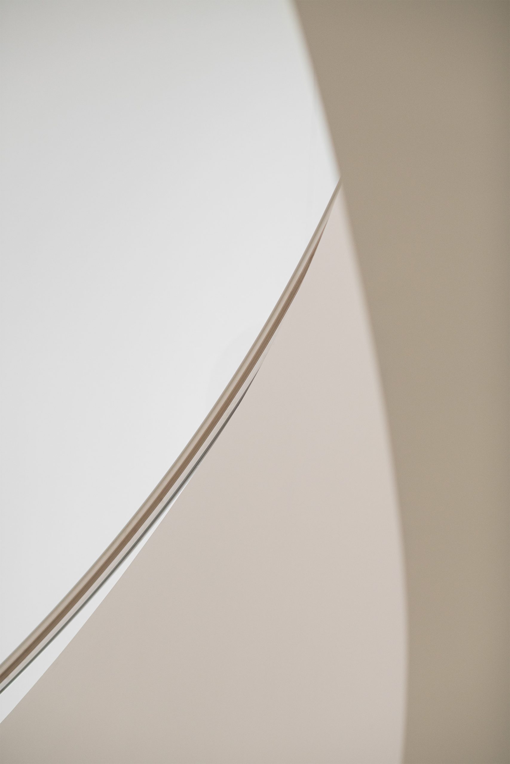 Luminárias esféricas suspensas em espaço branco com geometria angular