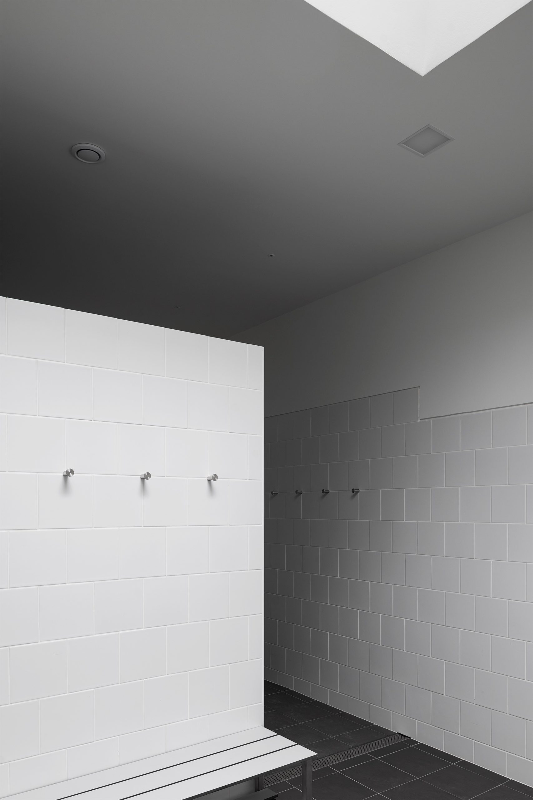 WC contemporâneo com luz indireta e revestimento cerâmico claro