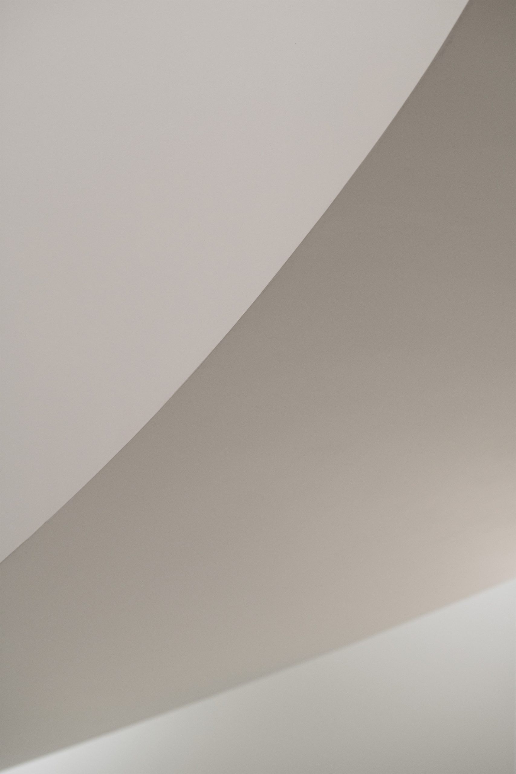 Luminárias esféricas suspensas em espaço branco com geometria angular