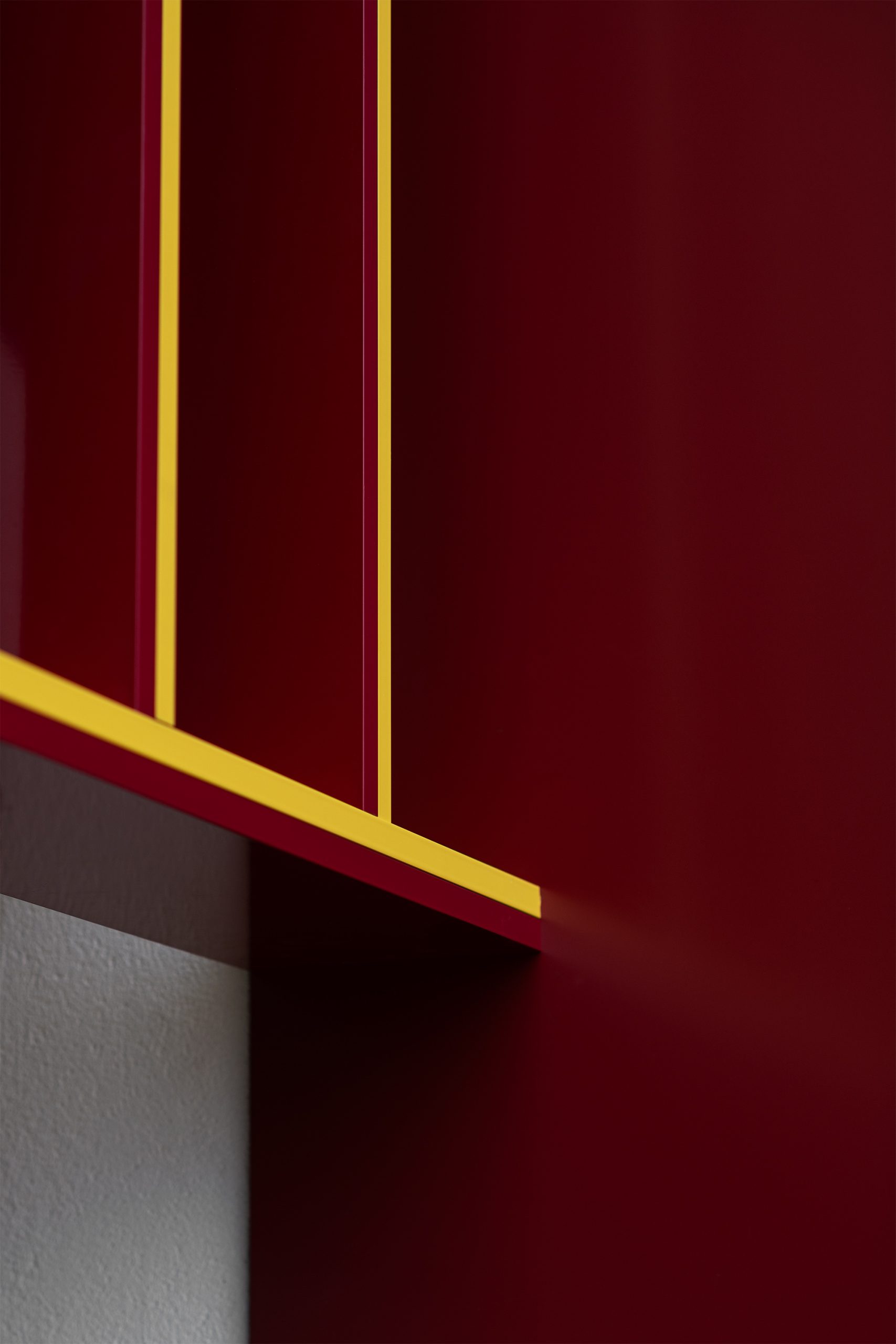 Fachada dourada metálica ao pôr do sol com escadaria frontal em betão