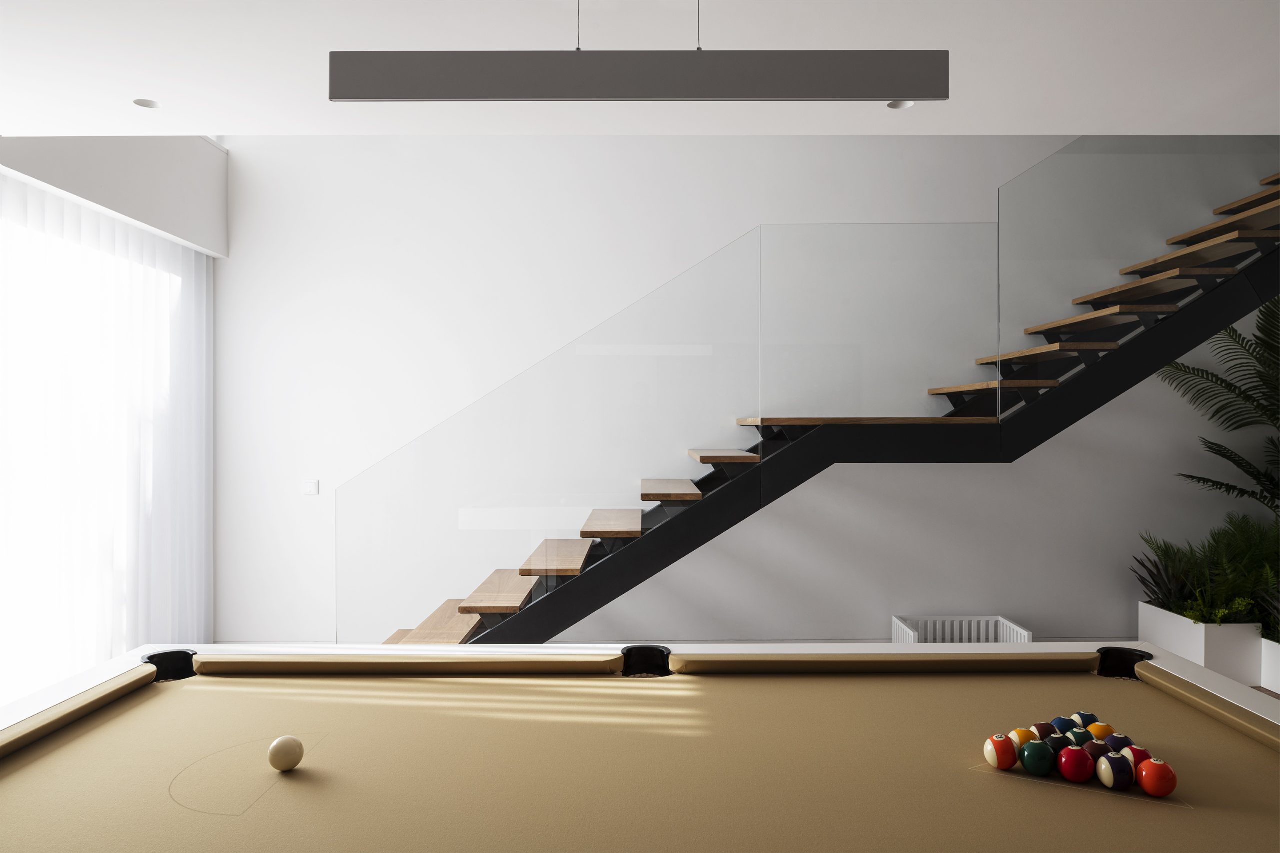 Detalhe de escada em madeira com sombra projetada no plano branco