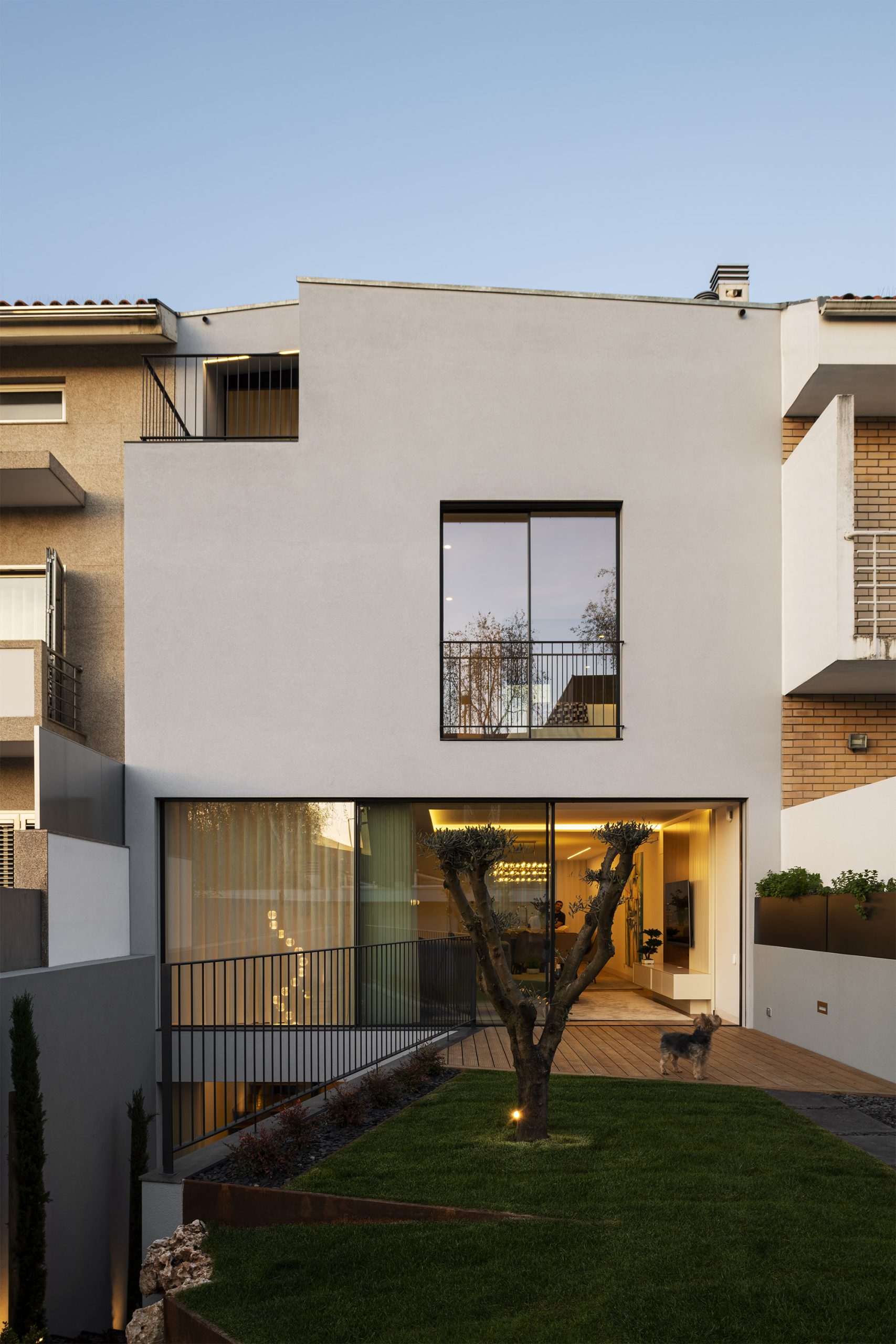 Vista interior com presença dos moradores e luz natural difusa