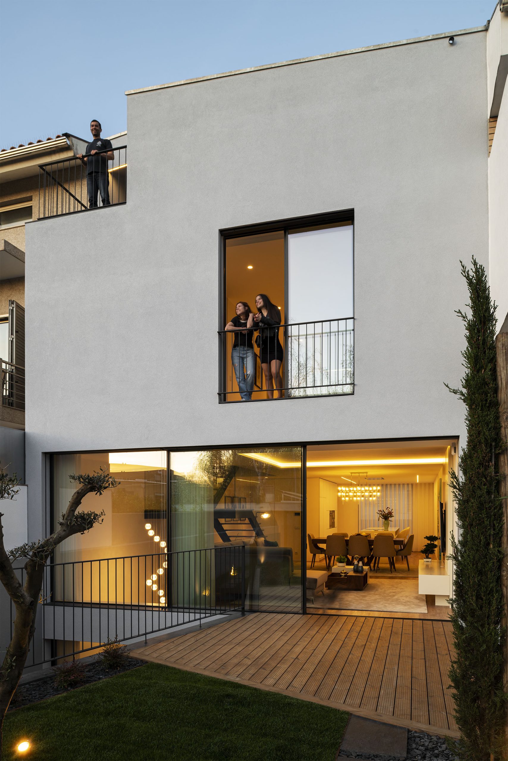 Vista interior com presença dos moradores e luz natural difusa