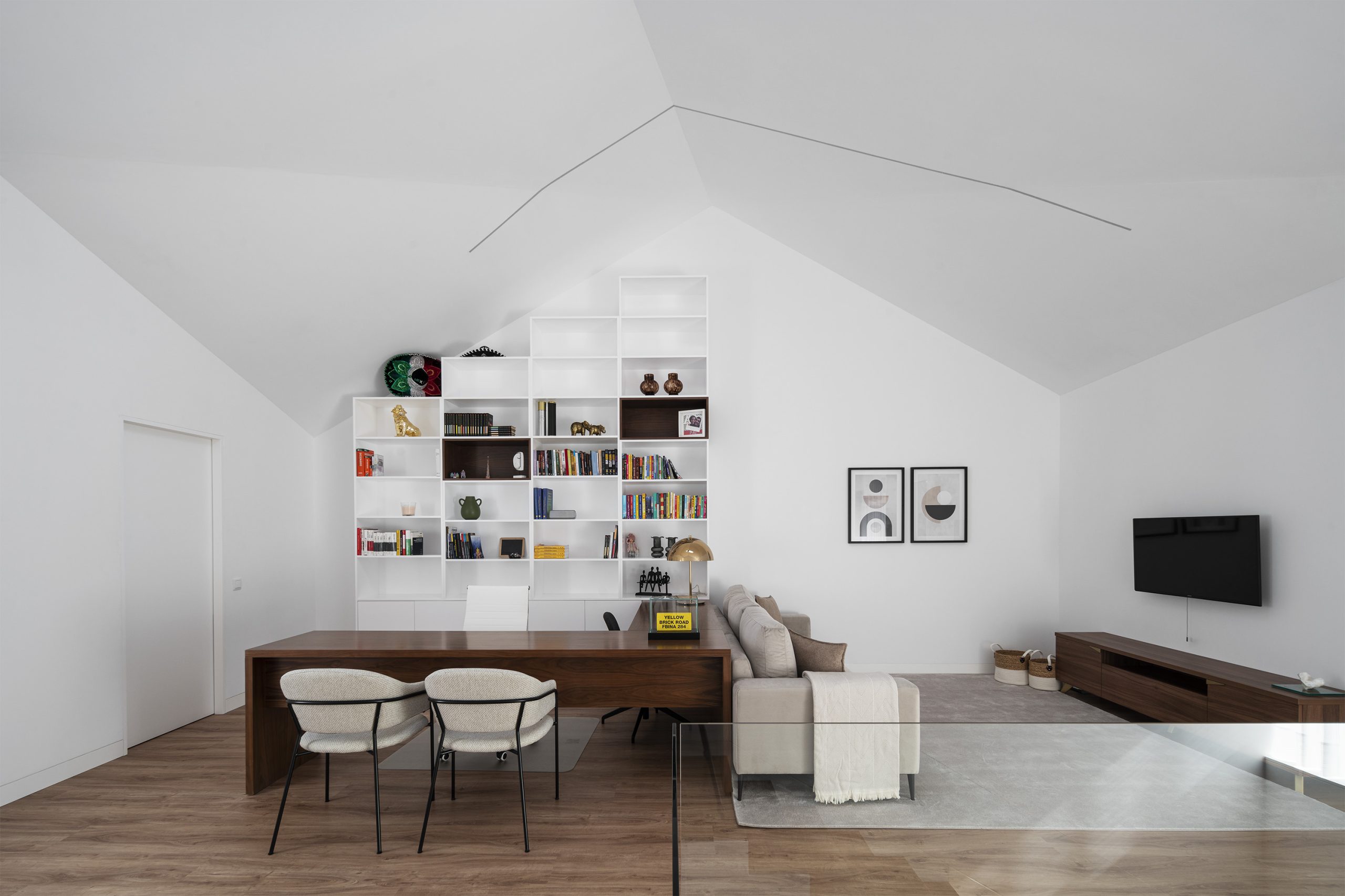 Vista interior com presença dos moradores e luz natural difusa