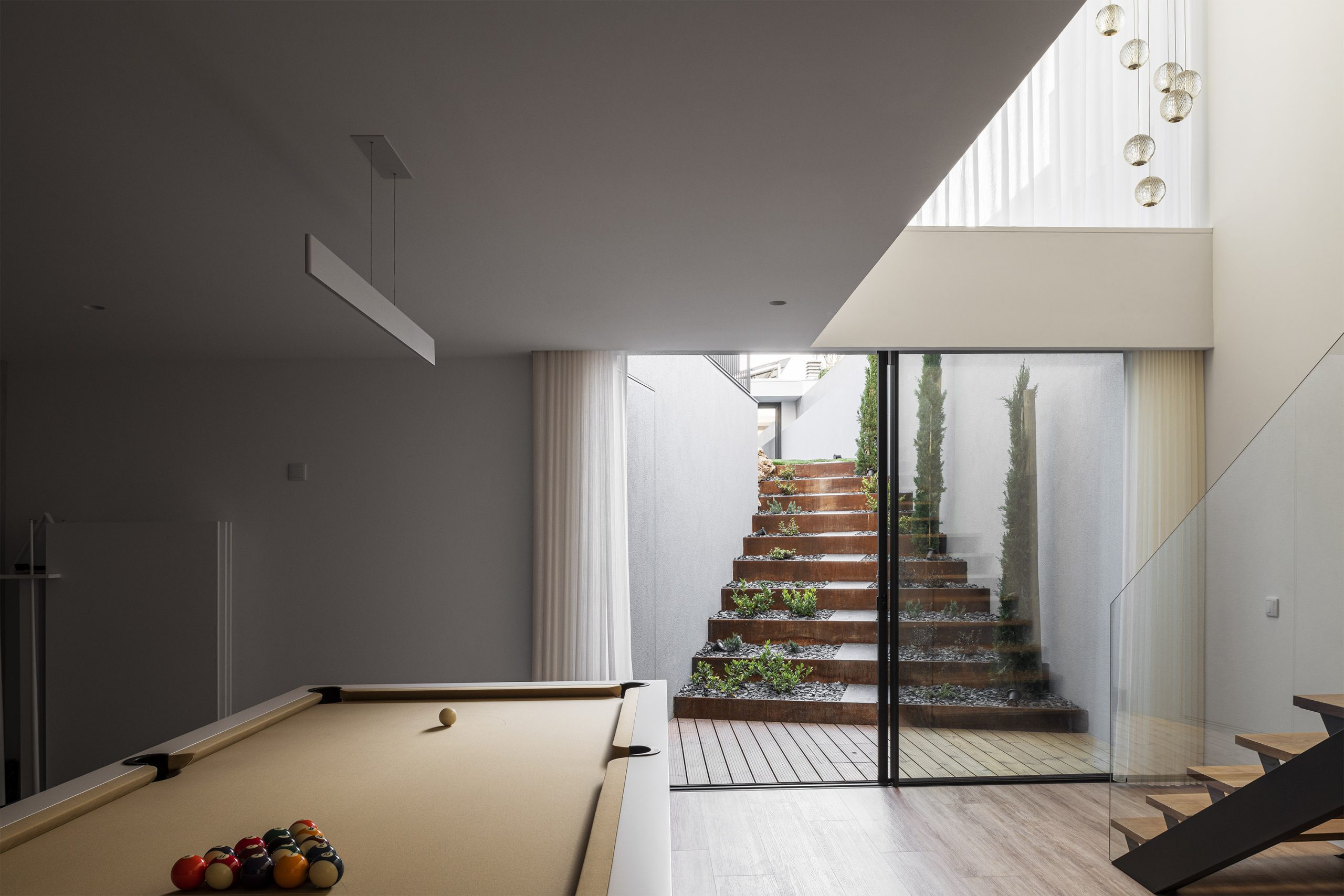 Sala de estar com ligação visual ao exterior e mobiliário integrado