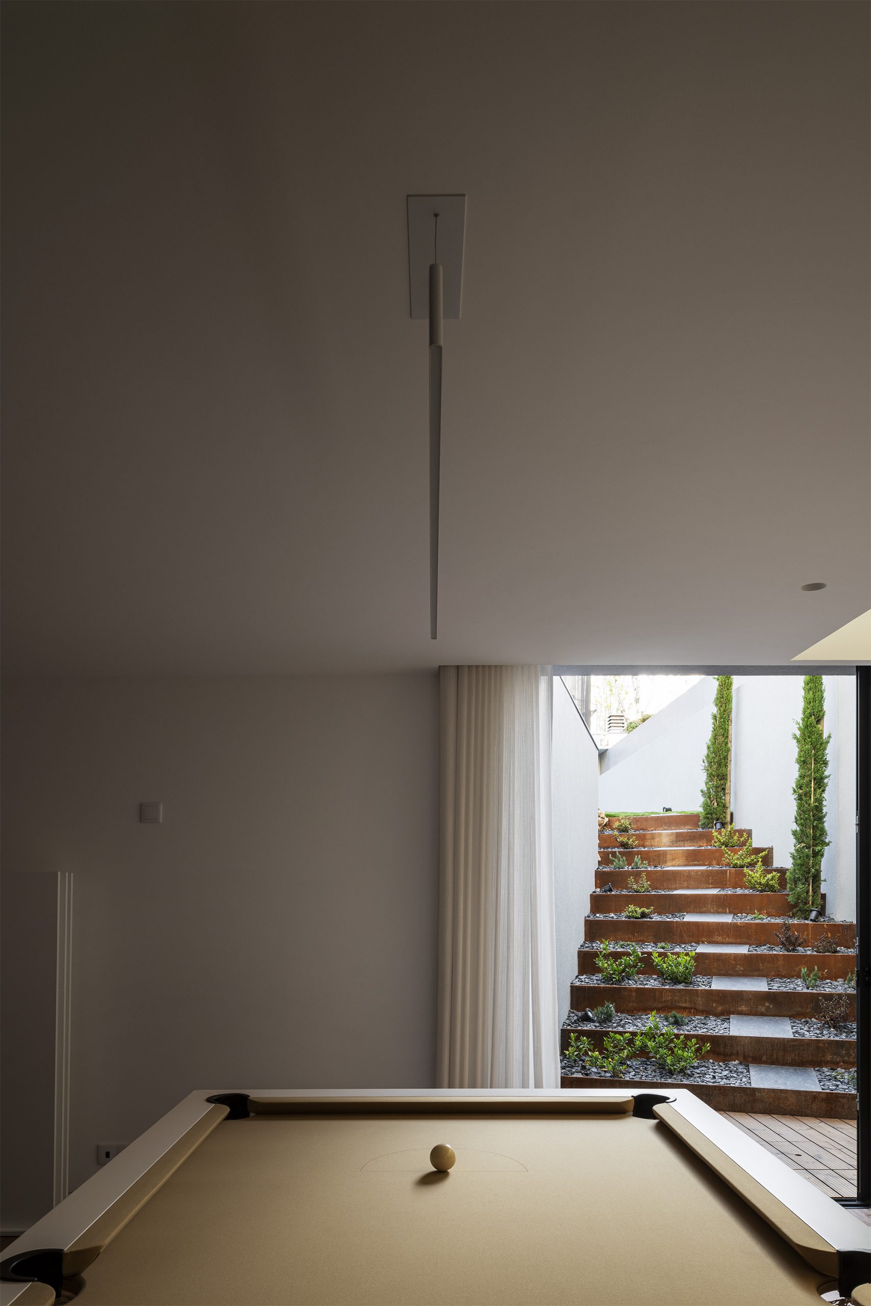 Sala de estar com ligação visual ao exterior e mobiliário integrado