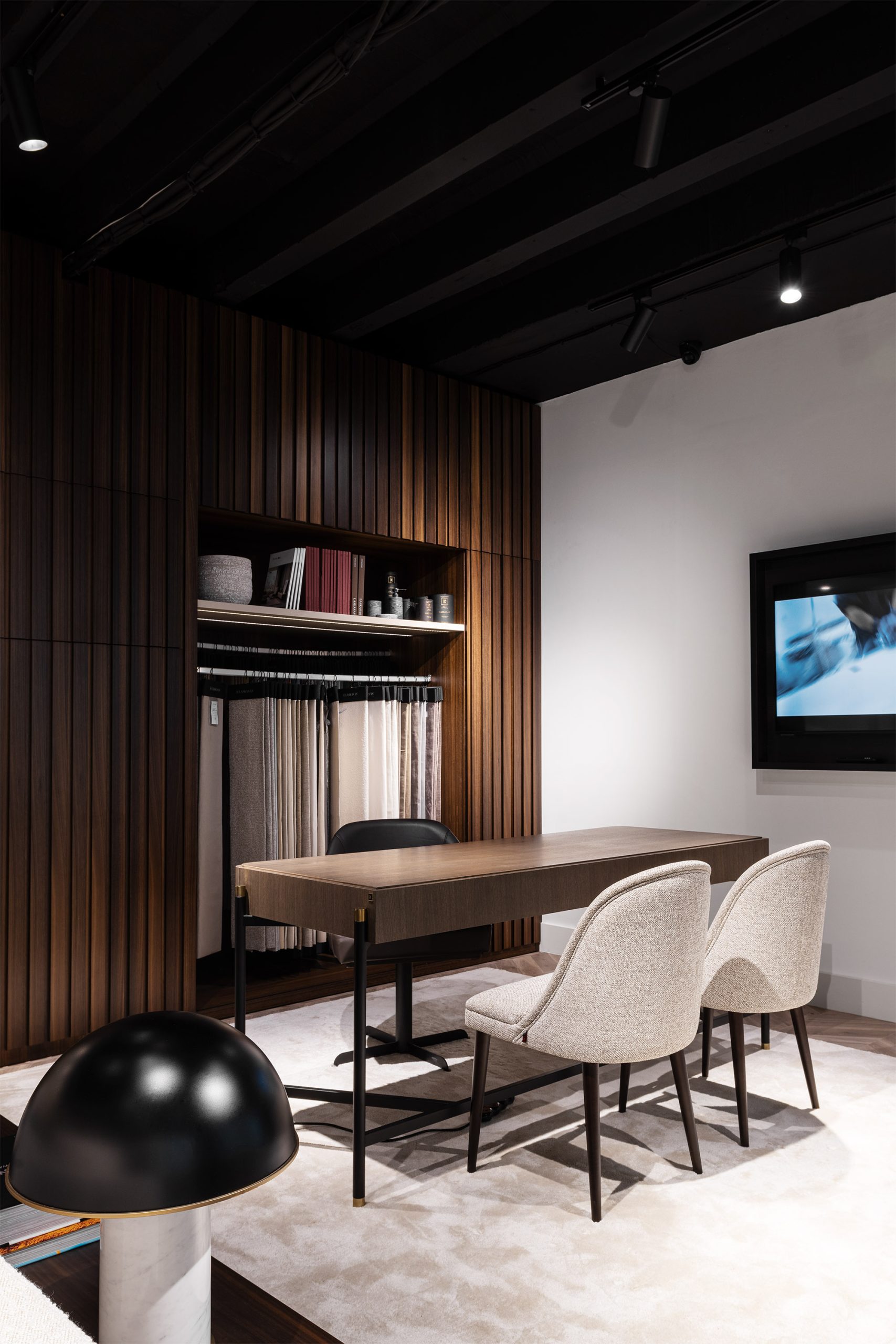 Detalhe da decoração interior com mesa de centro em mármore e elementos decorativos na loja Laskasas