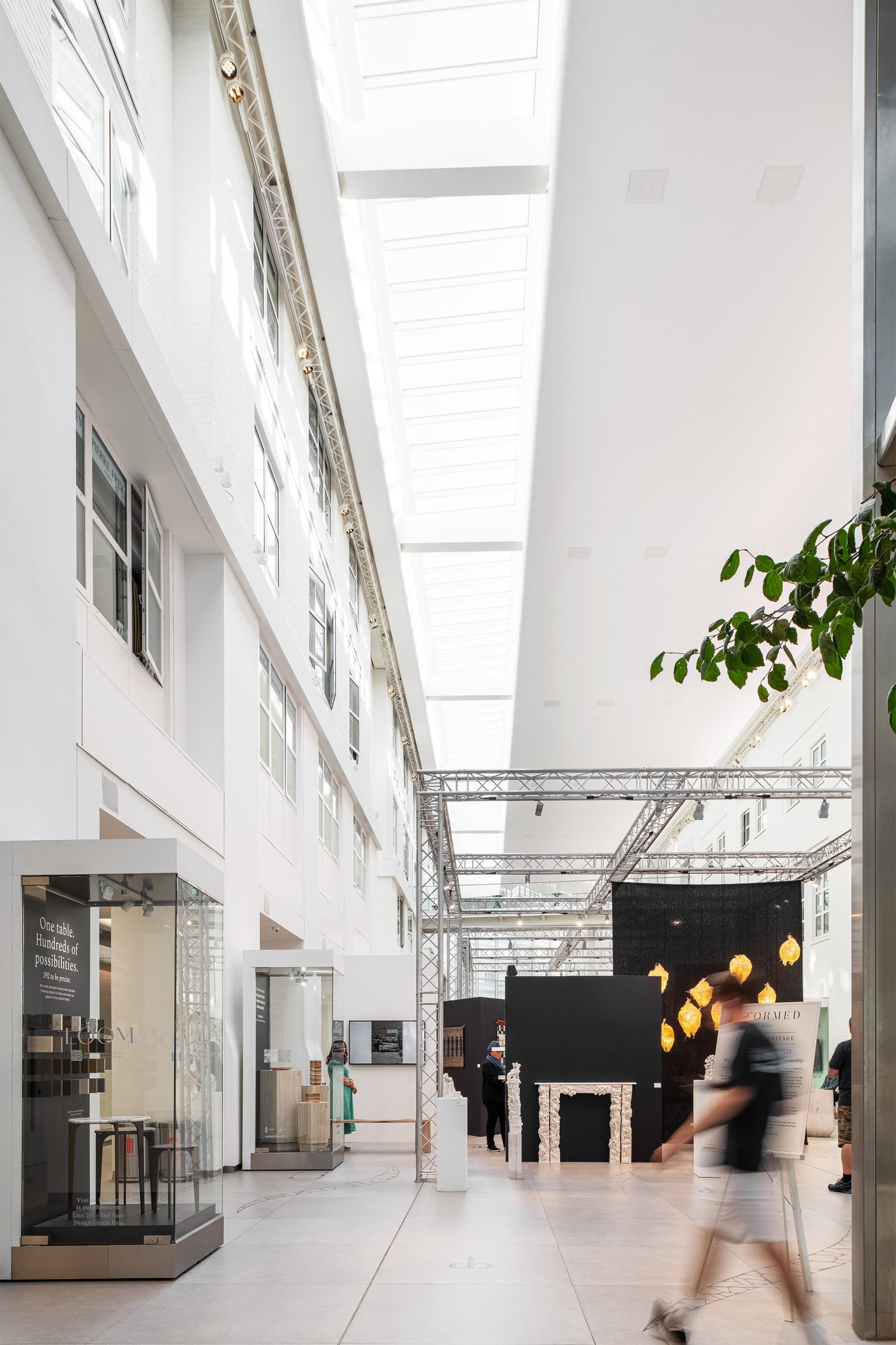 Fachada e entrada do Design Centre London com sinalética iluminada