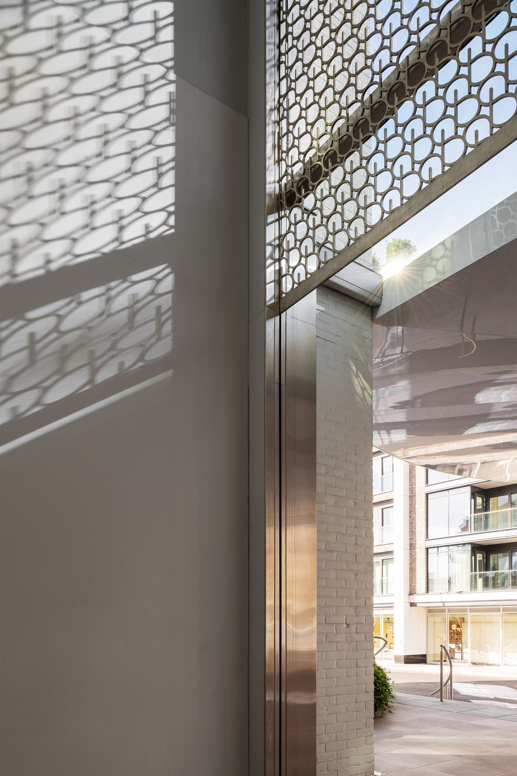 Fachada e entrada do Design Centre London com sinalética iluminada