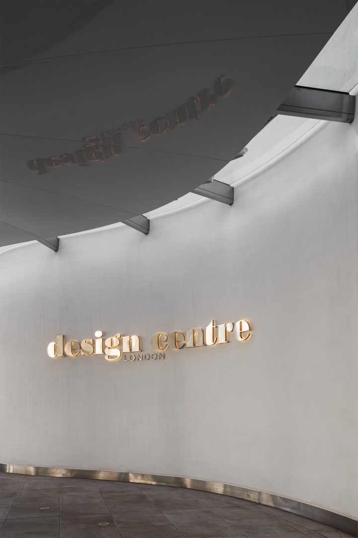 Fachada e entrada do Design Centre London com sinalética iluminada