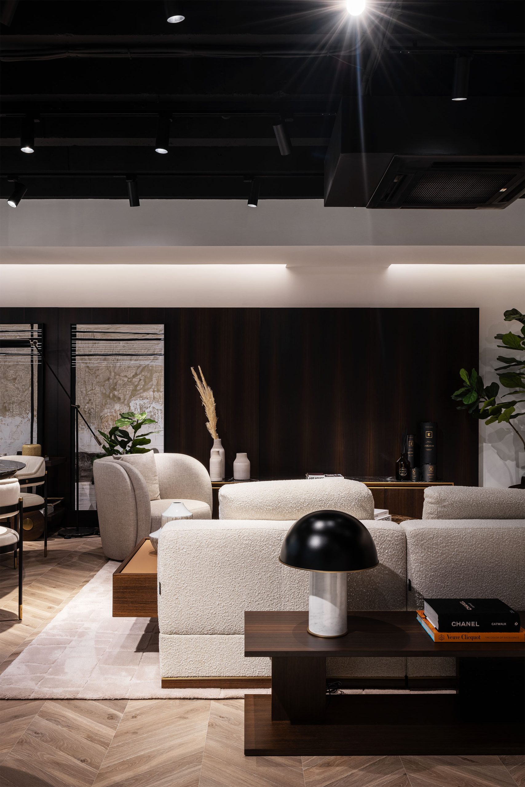 Fotografia de interiores com mobiliário e prateleiras da Laskasas, presença humana em movimento