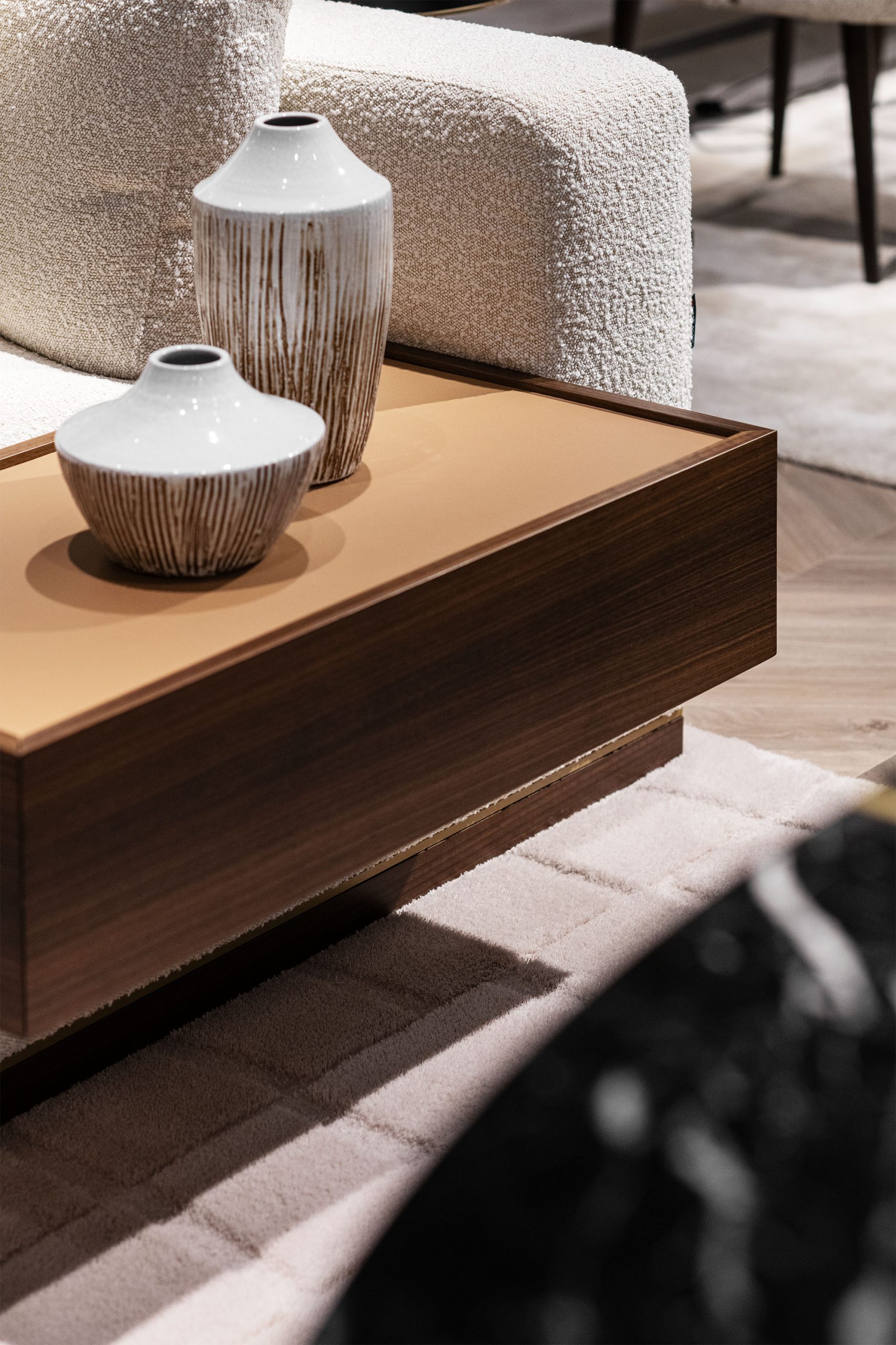 Detalhe da decoração interior com mesa de centro em mármore e elementos decorativos na loja Laskasas