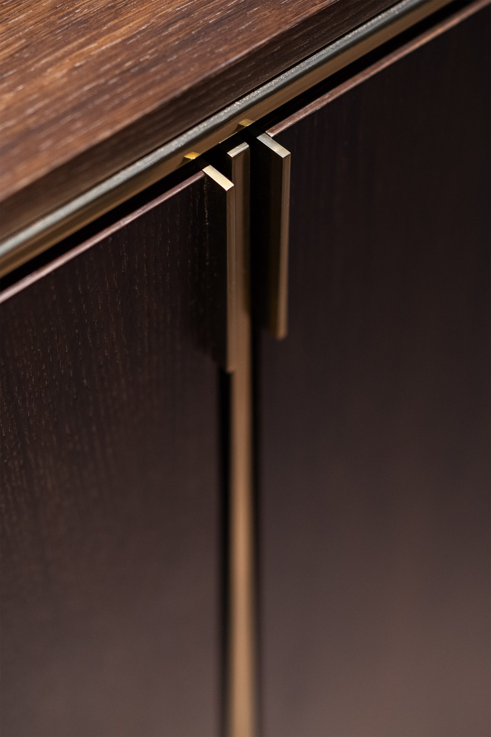 Detalhe da decoração interior com mesa de centro em mármore e elementos decorativos na loja Laskasas