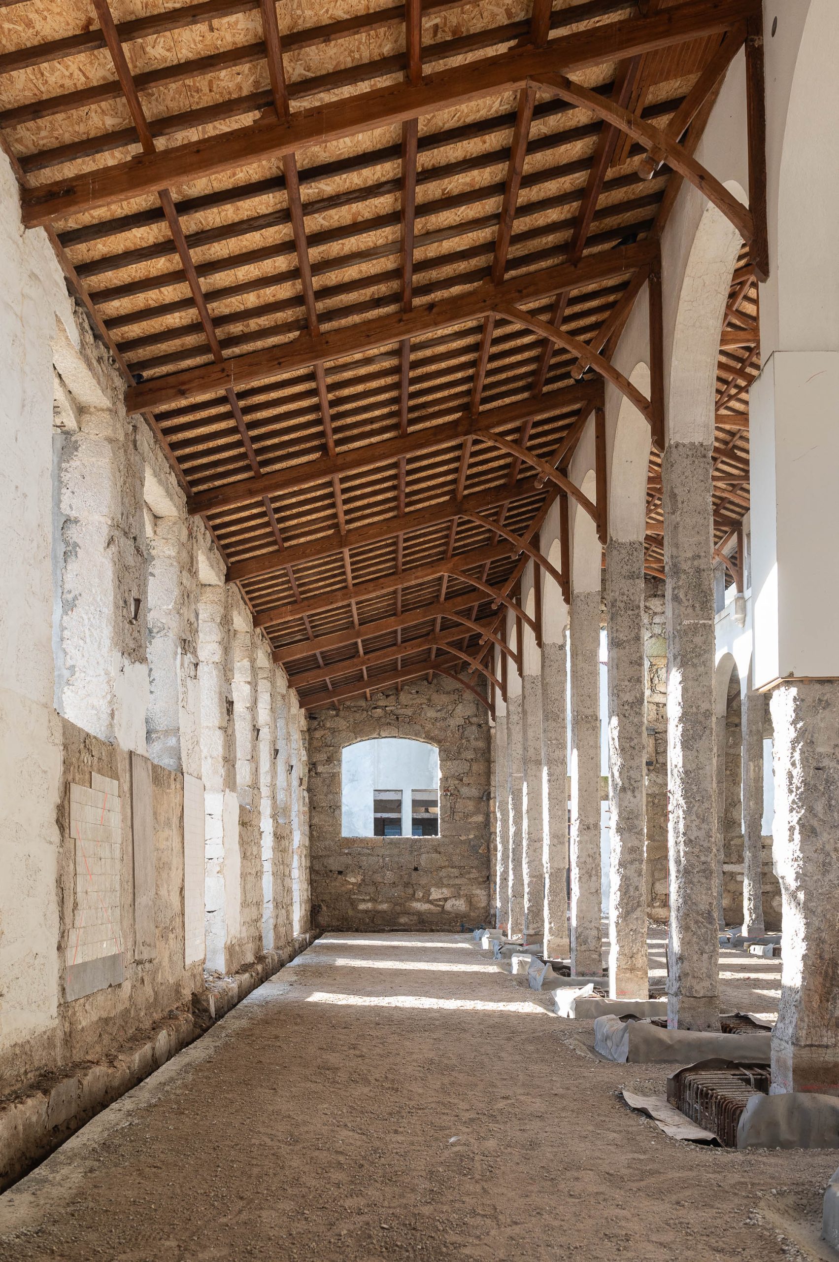 Pormenor da cobertura em madeira e arcos originais do Matadouro