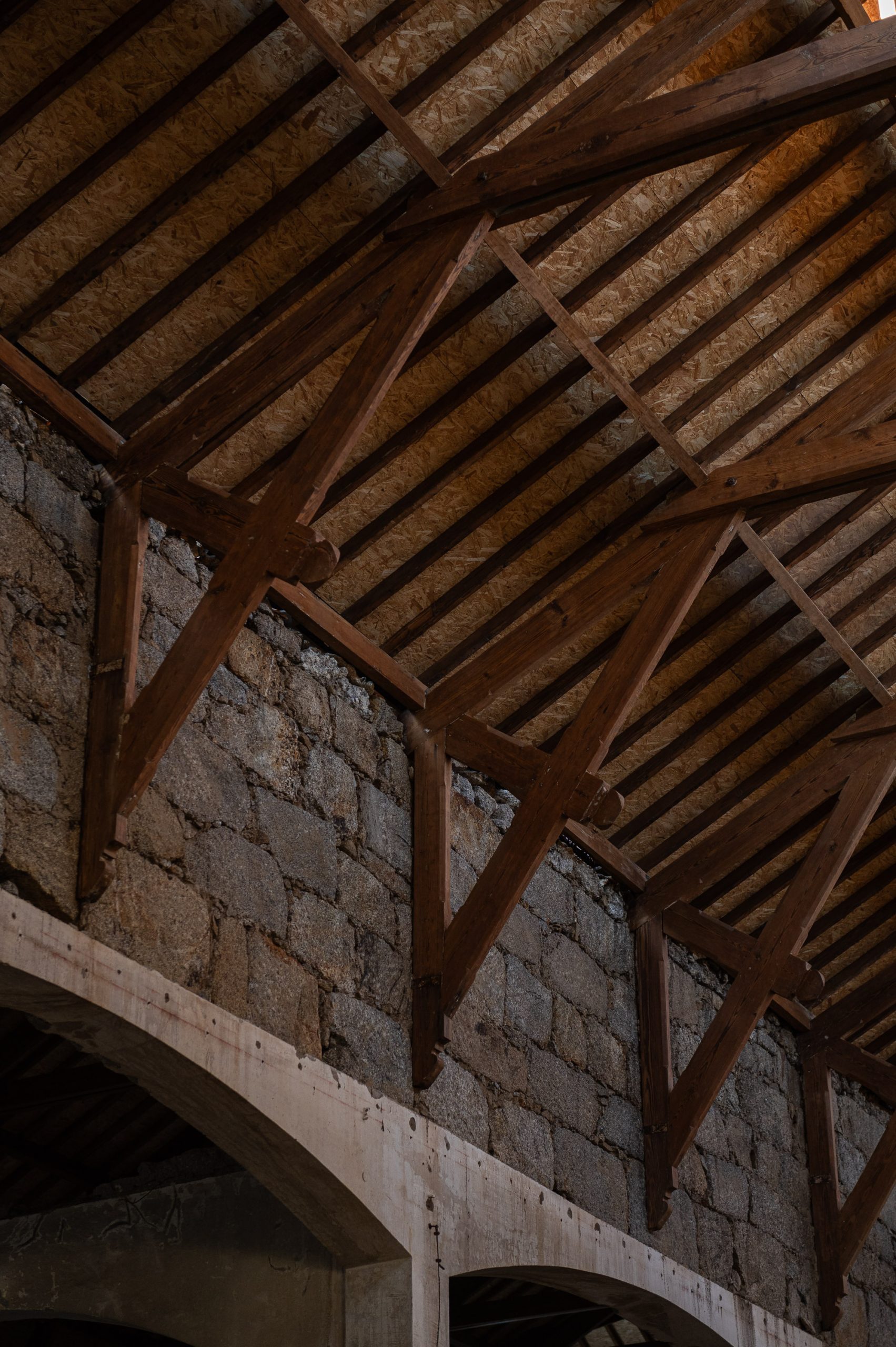 Pormenor da cobertura em madeira e arcos originais do Matadouro