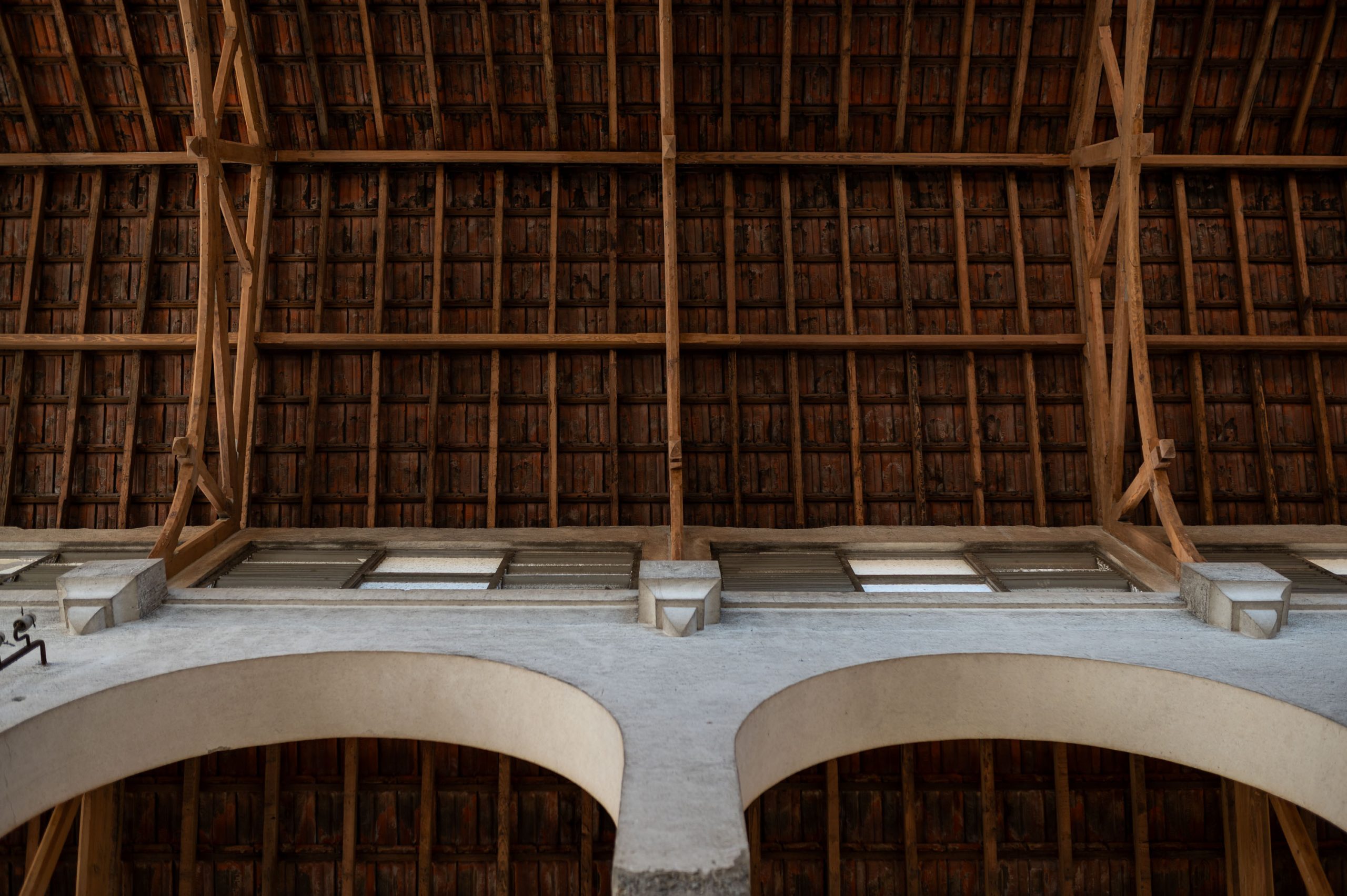 Pormenor da cobertura em madeira e arcos originais do Matadouro