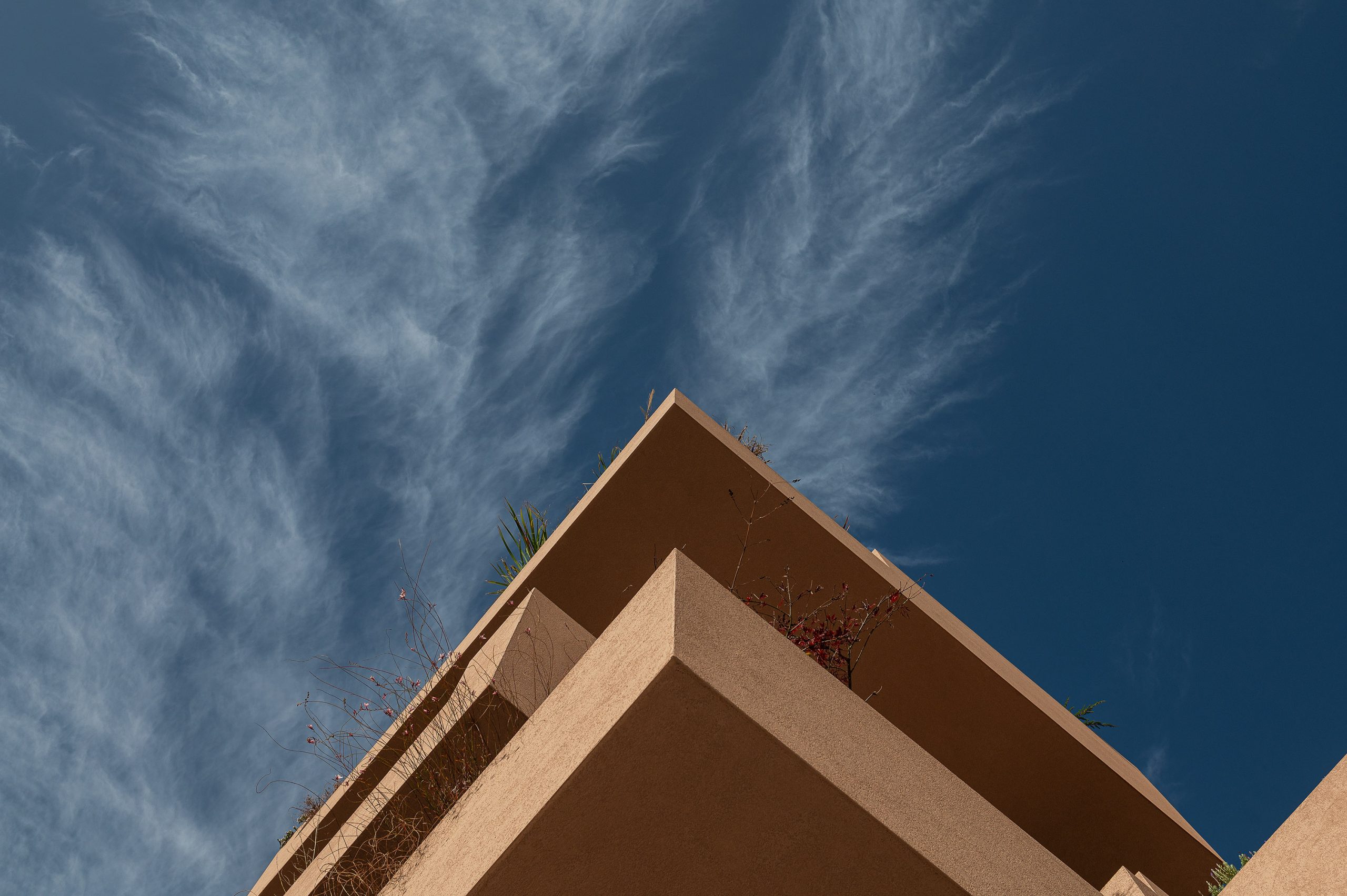 Detalhe da volumetria e contraste cromático do edifício em Penafiel.