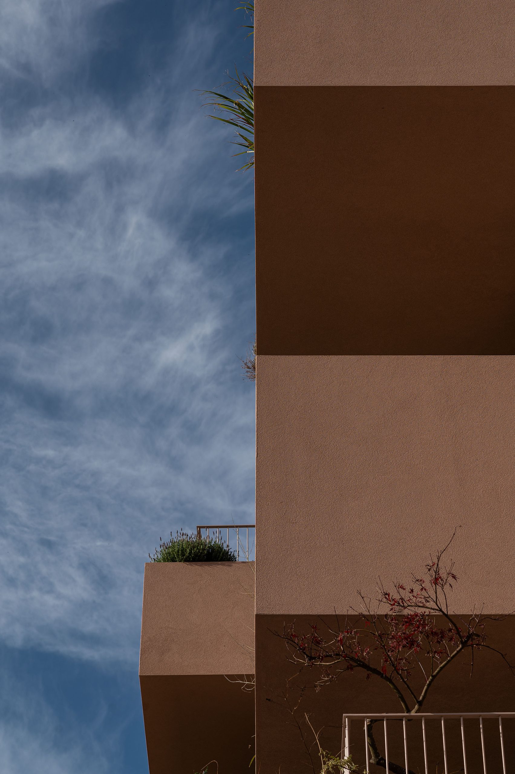 Detalhe da volumetria e contraste cromático do edifício em Penafiel.
