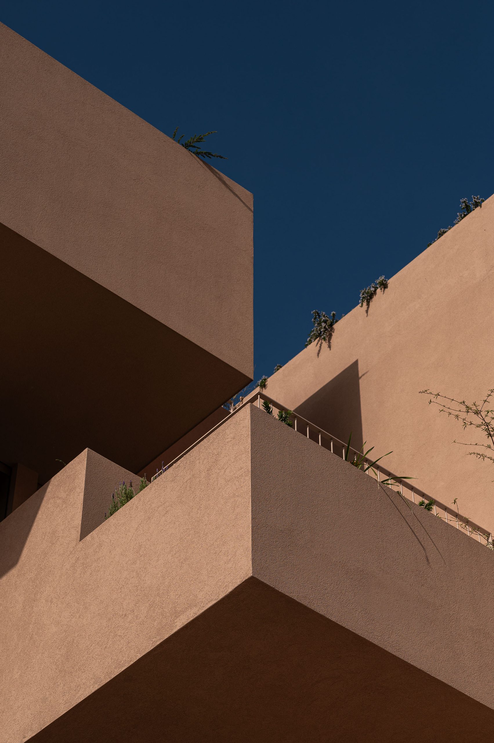 Detalhe da volumetria e contraste cromático do edifício em Penafiel.