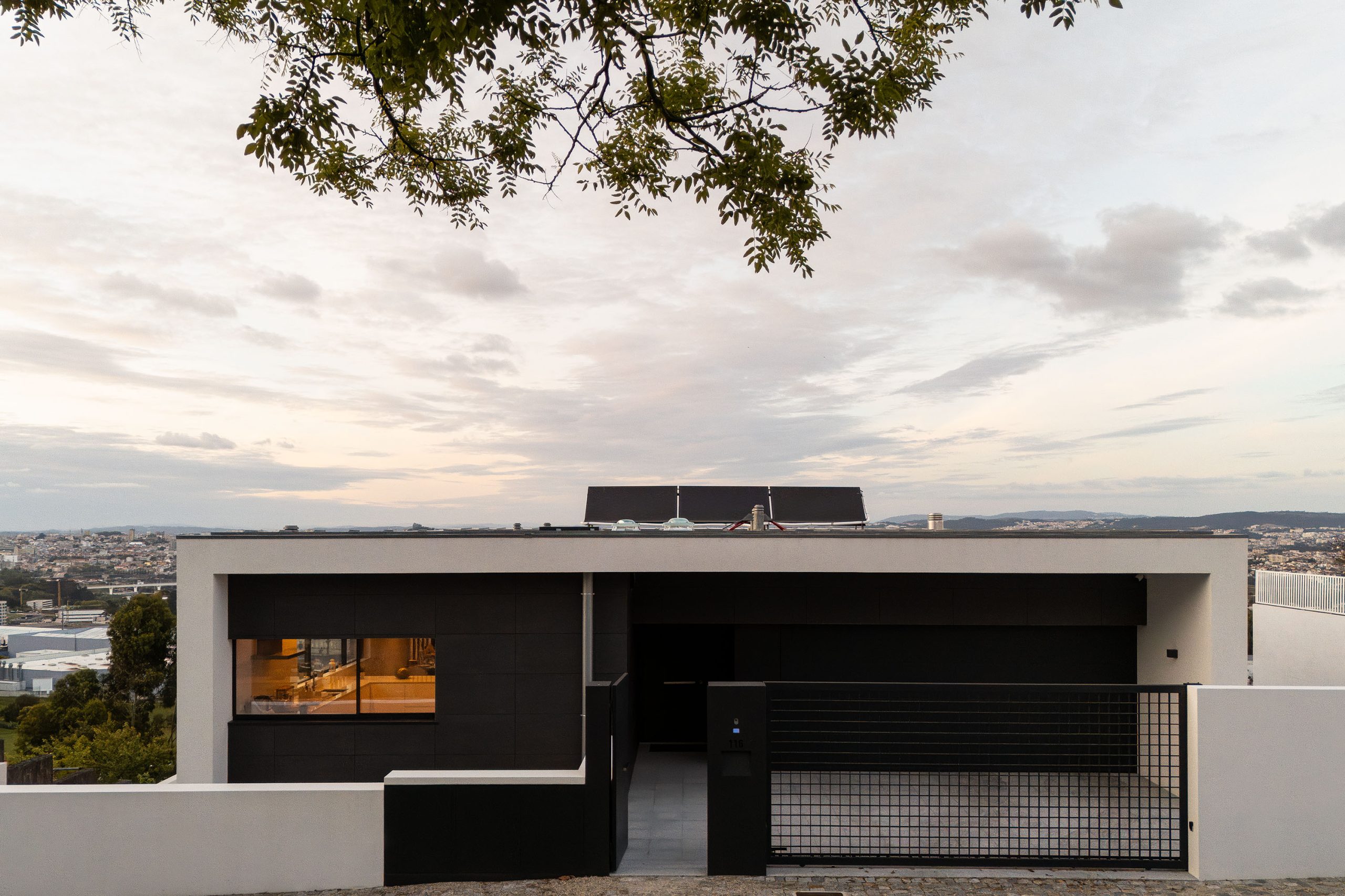 Casa Mafamude integrada no terreno inclinado em Gaia