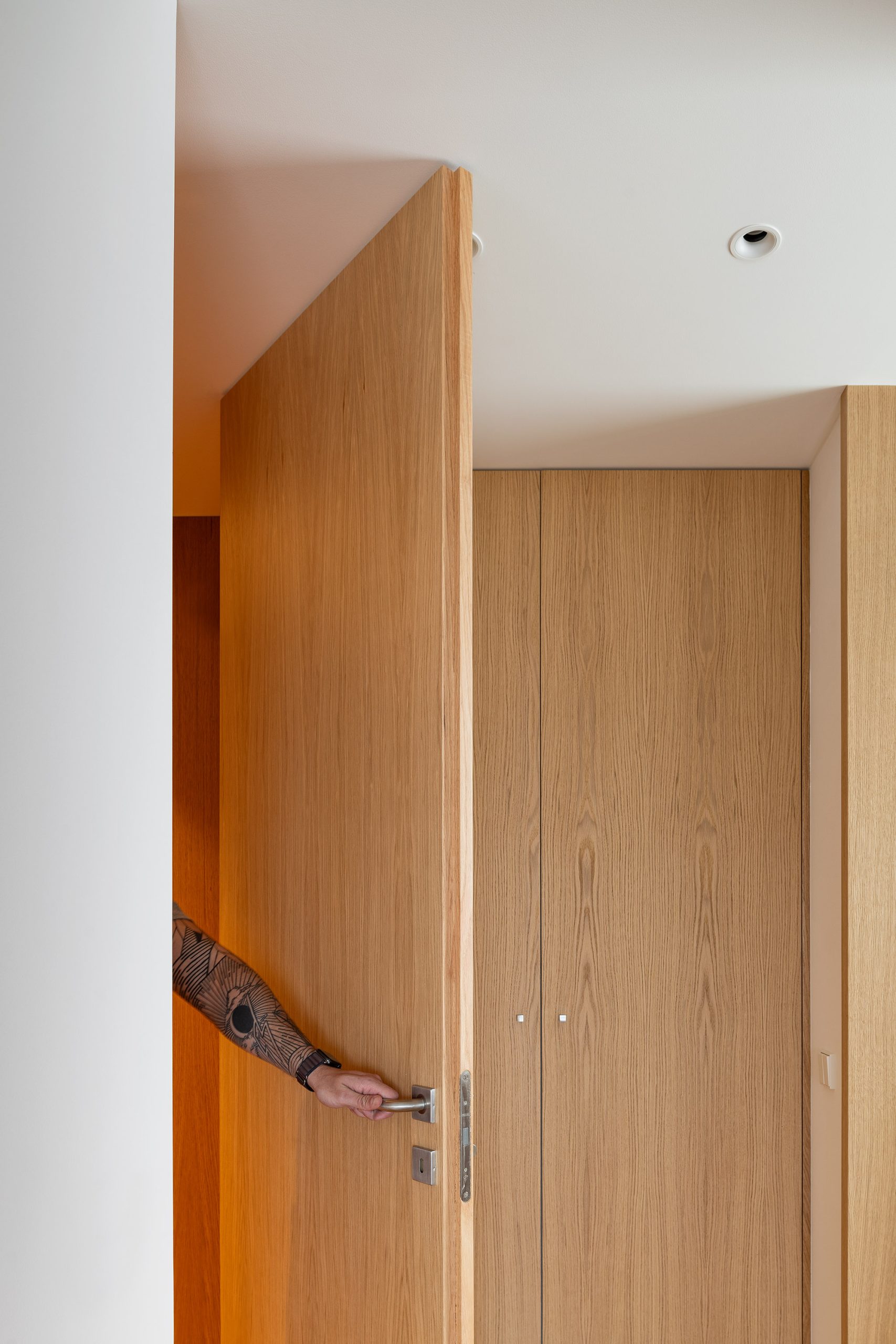 Interiores clean e luminosos da Casa Mafamude