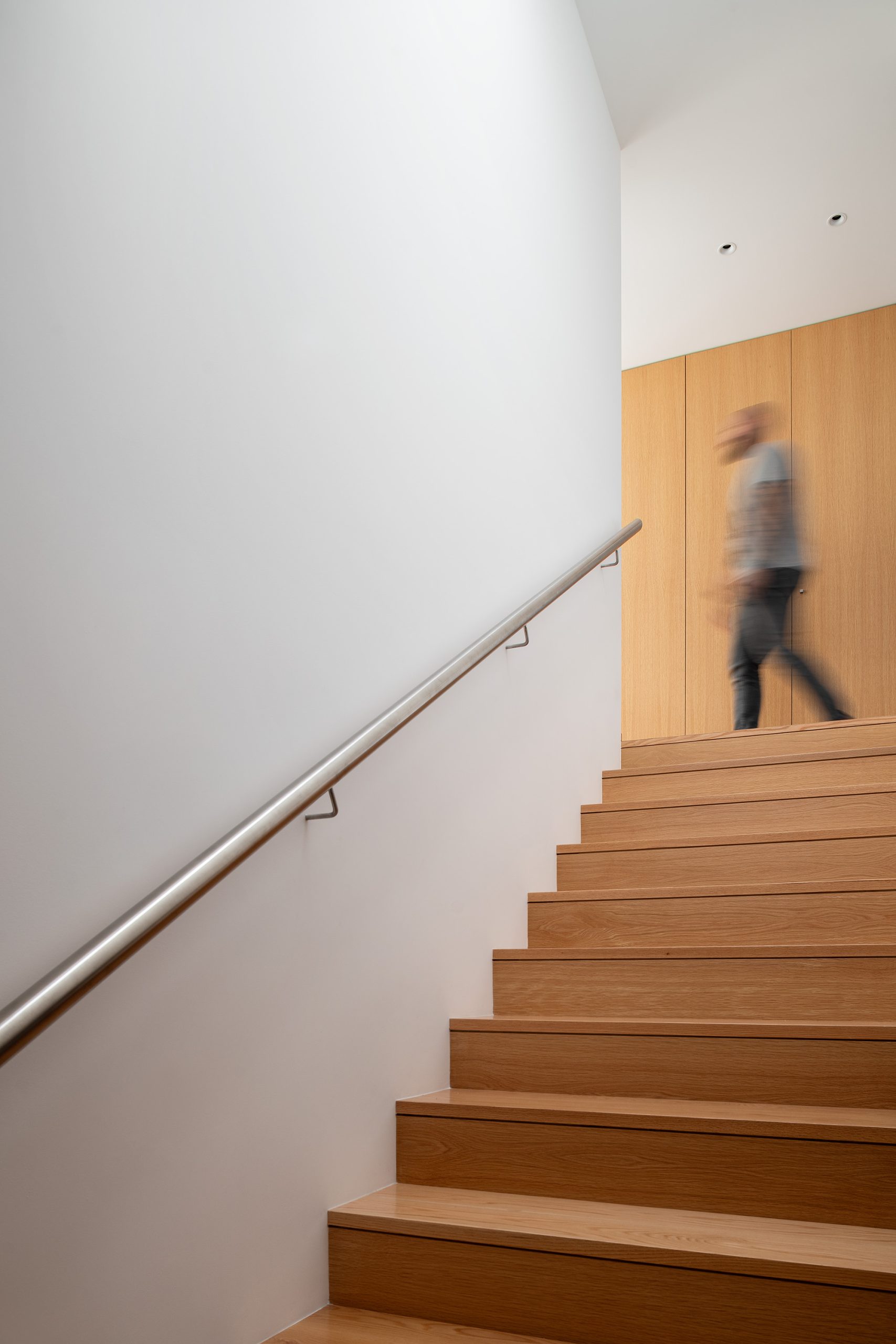 Interiores clean e luminosos da Casa Mafamude