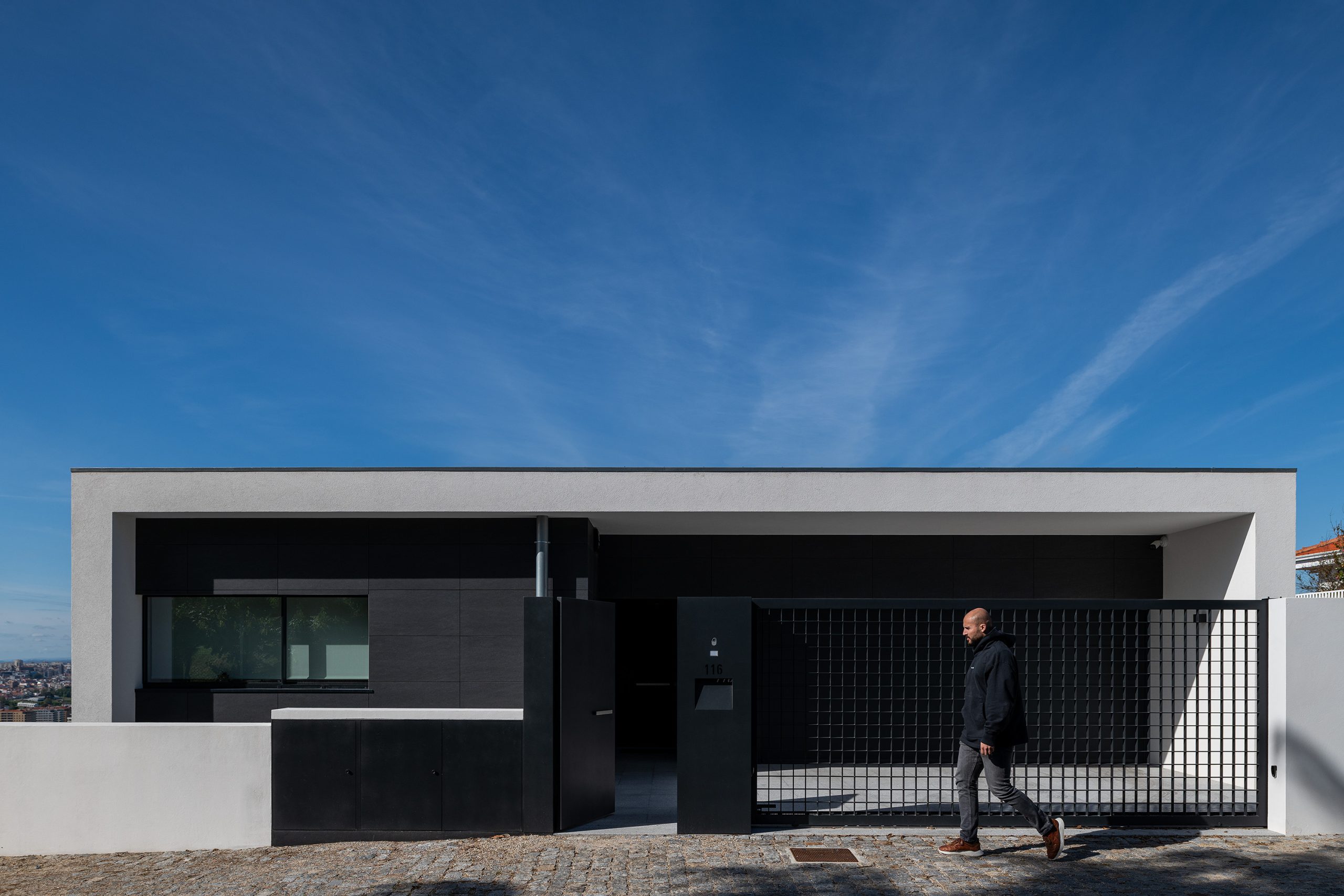 Detalhe arquitetónico da volumetria simples da casa