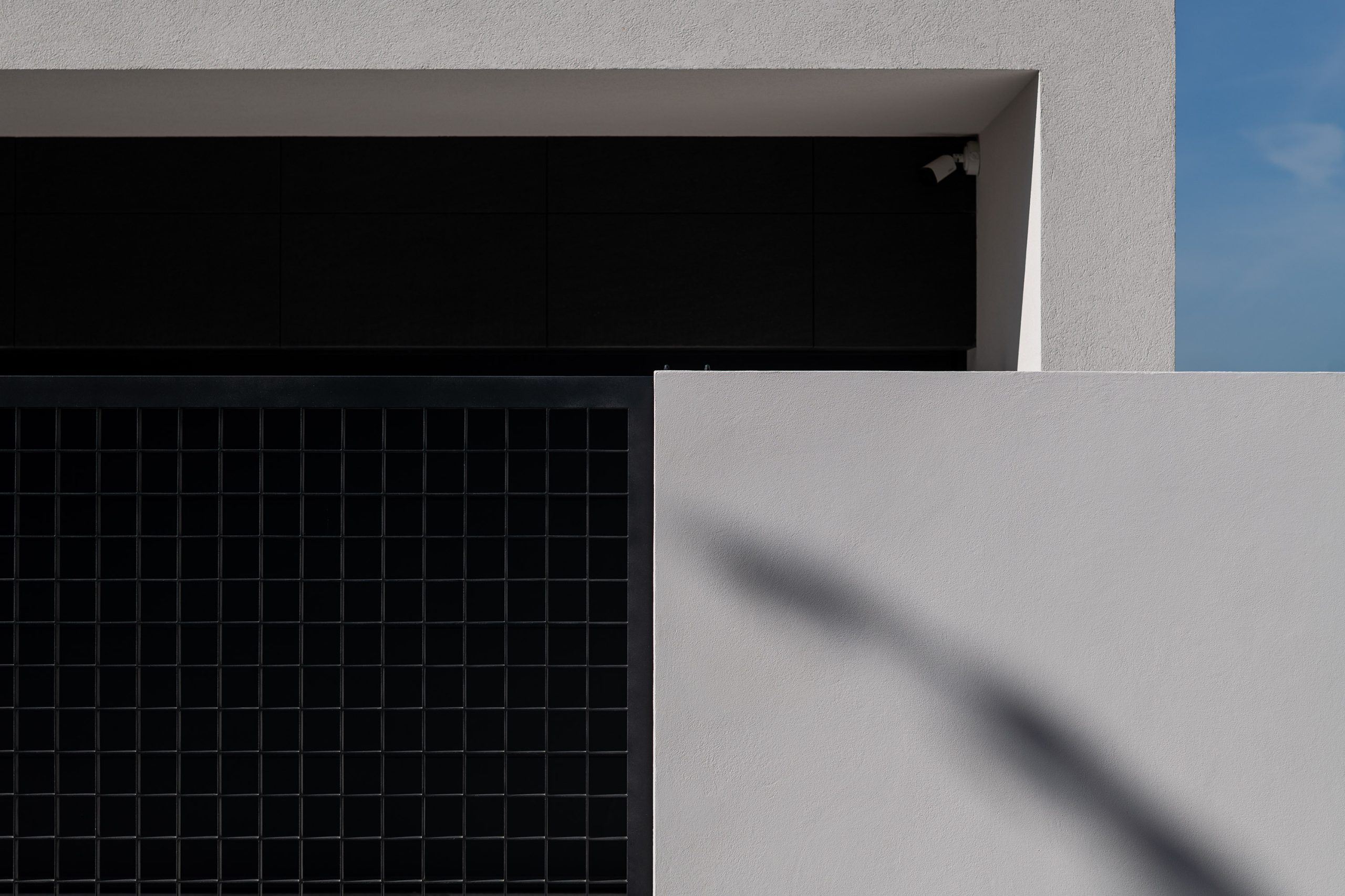 Detalhe arquitetónico da volumetria simples da casa