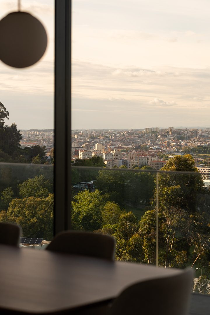 Vista panorâmica da habitação sobre o Porto e Gaia