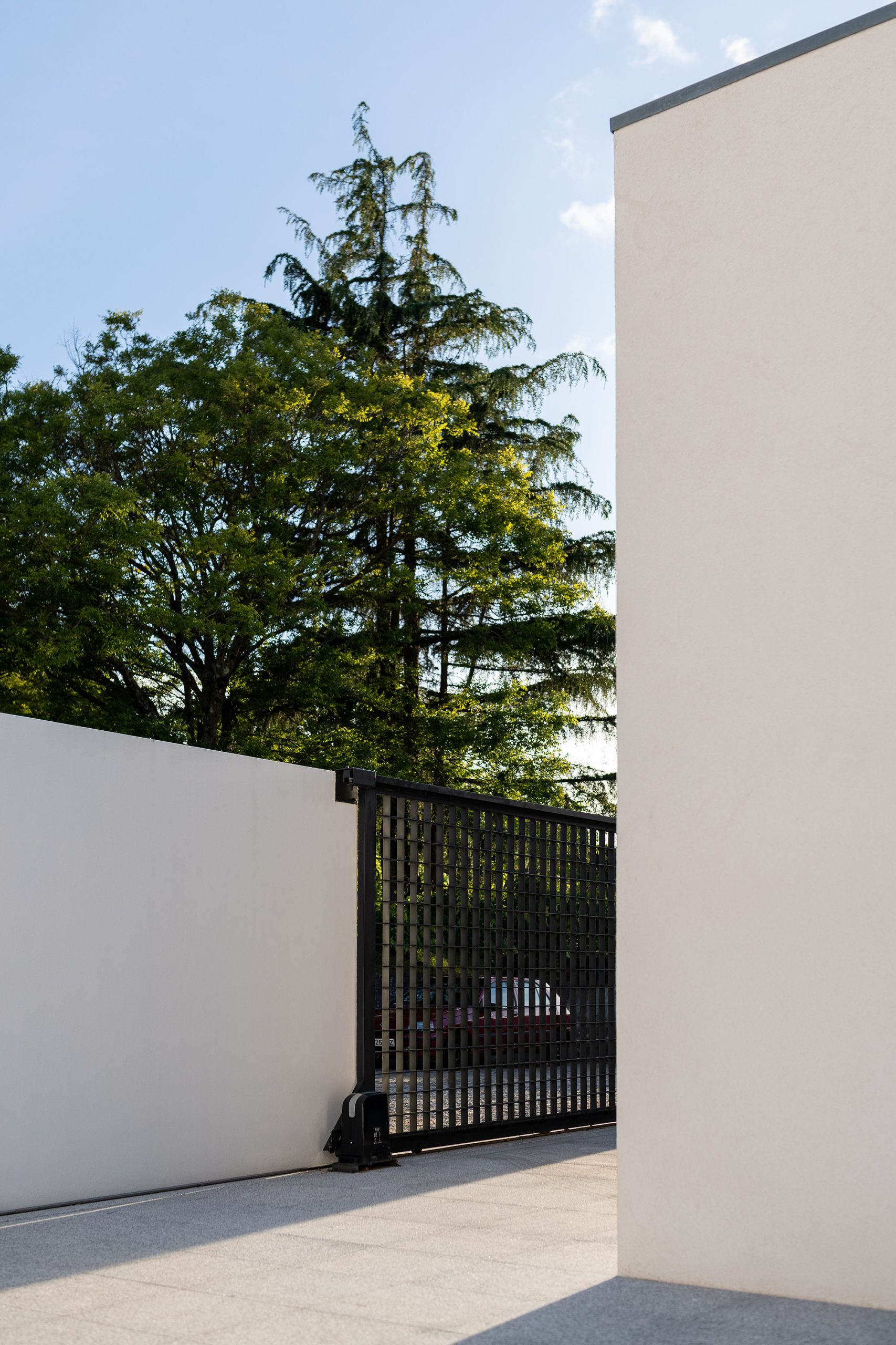 Fachada principal da Casa Mafamude em Vila Nova de Gaia, com linhas minimalistas