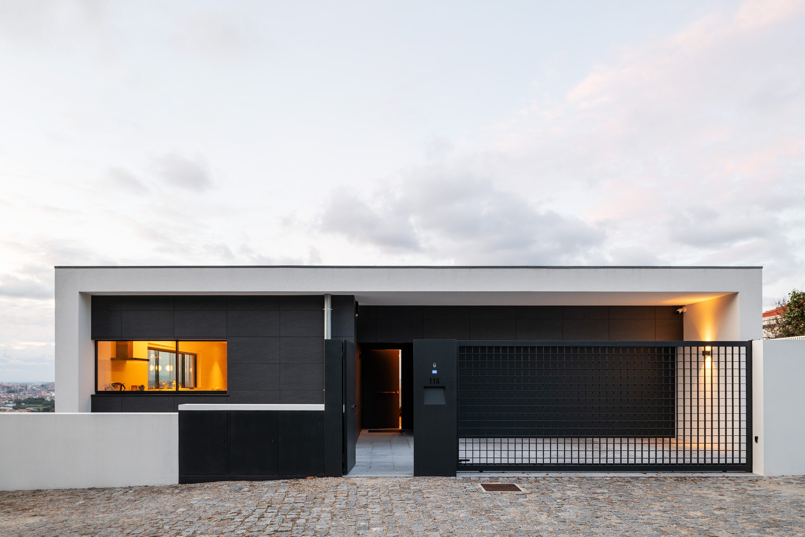 Fachada principal da Casa Mafamude em Vila Nova de Gaia, com linhas minimalistas