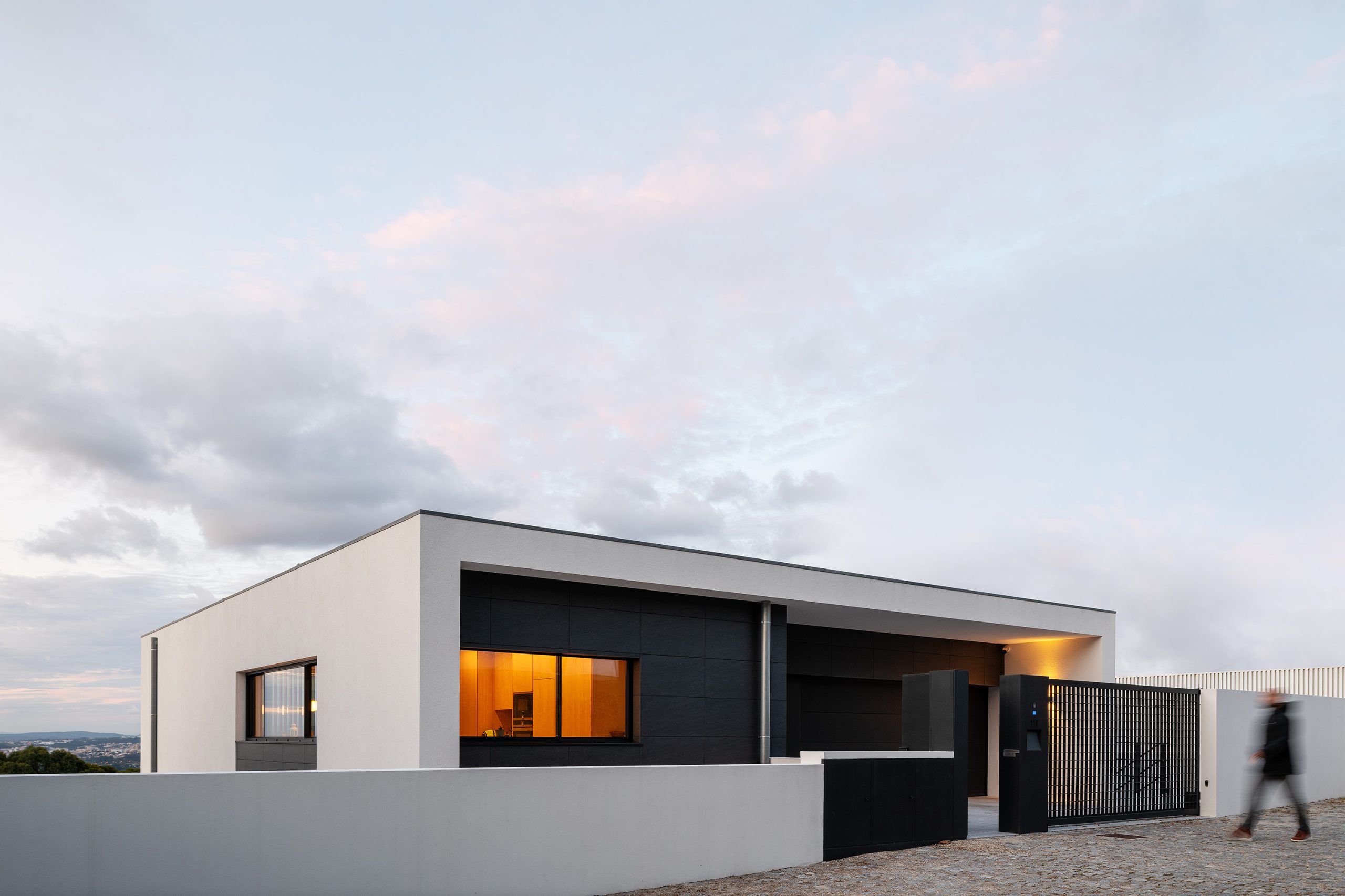 Fachada principal da Casa Mafamude em Vila Nova de Gaia, com linhas minimalistas