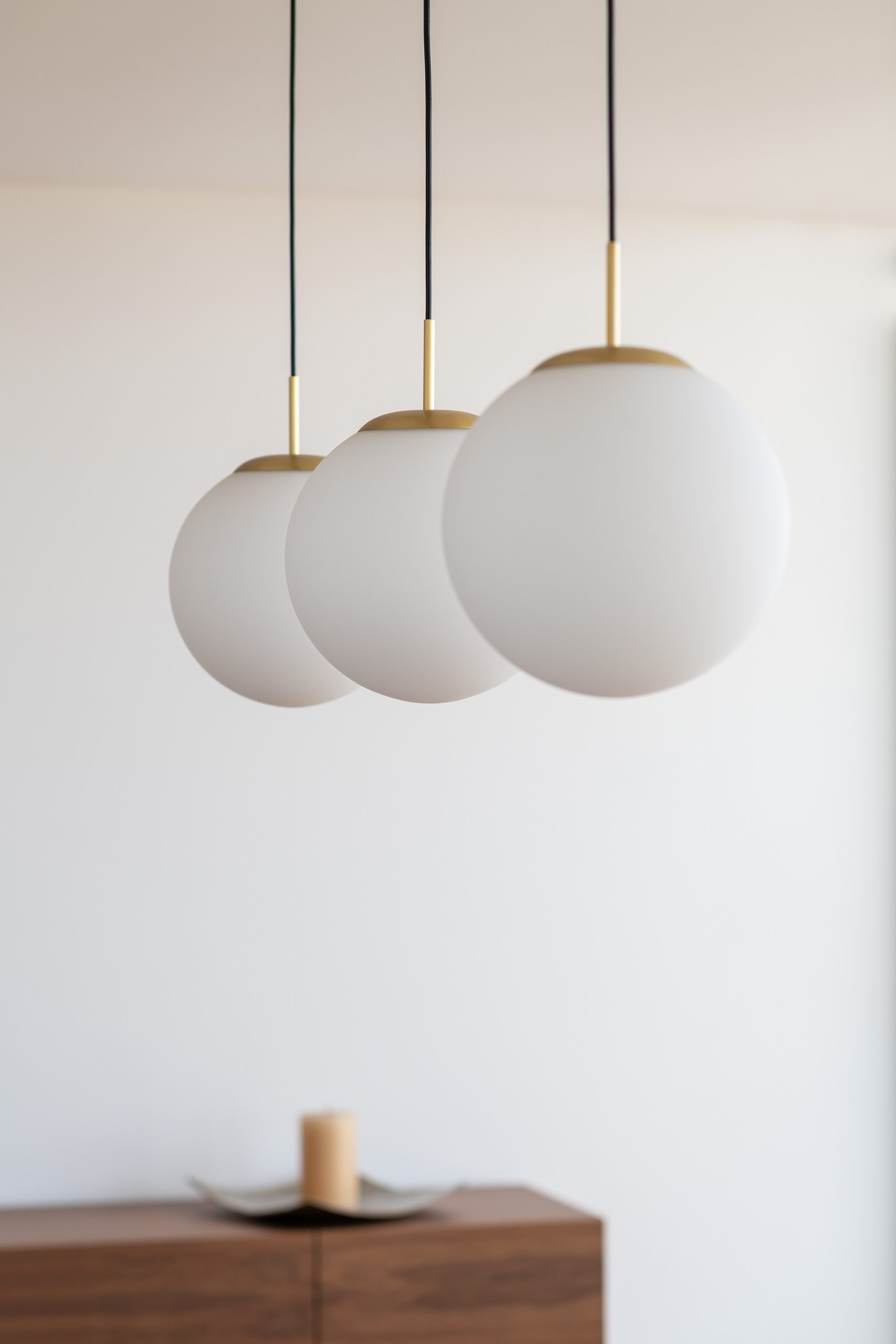 Interiores clean e luminosos da Casa Mafamude