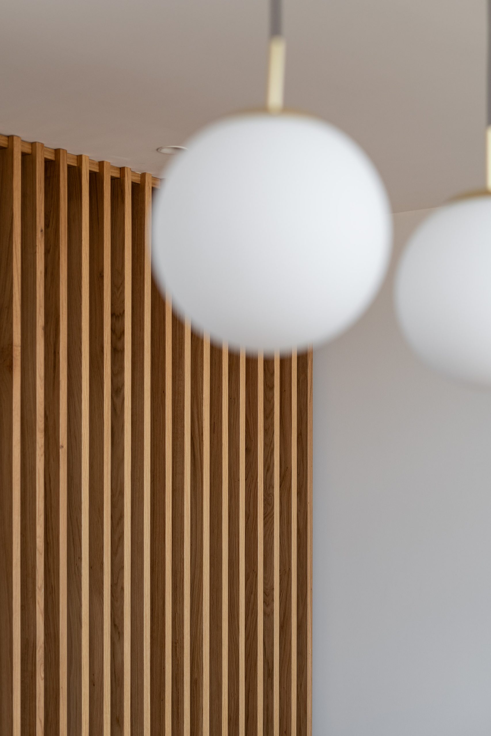 Interiores clean e luminosos da Casa Mafamude