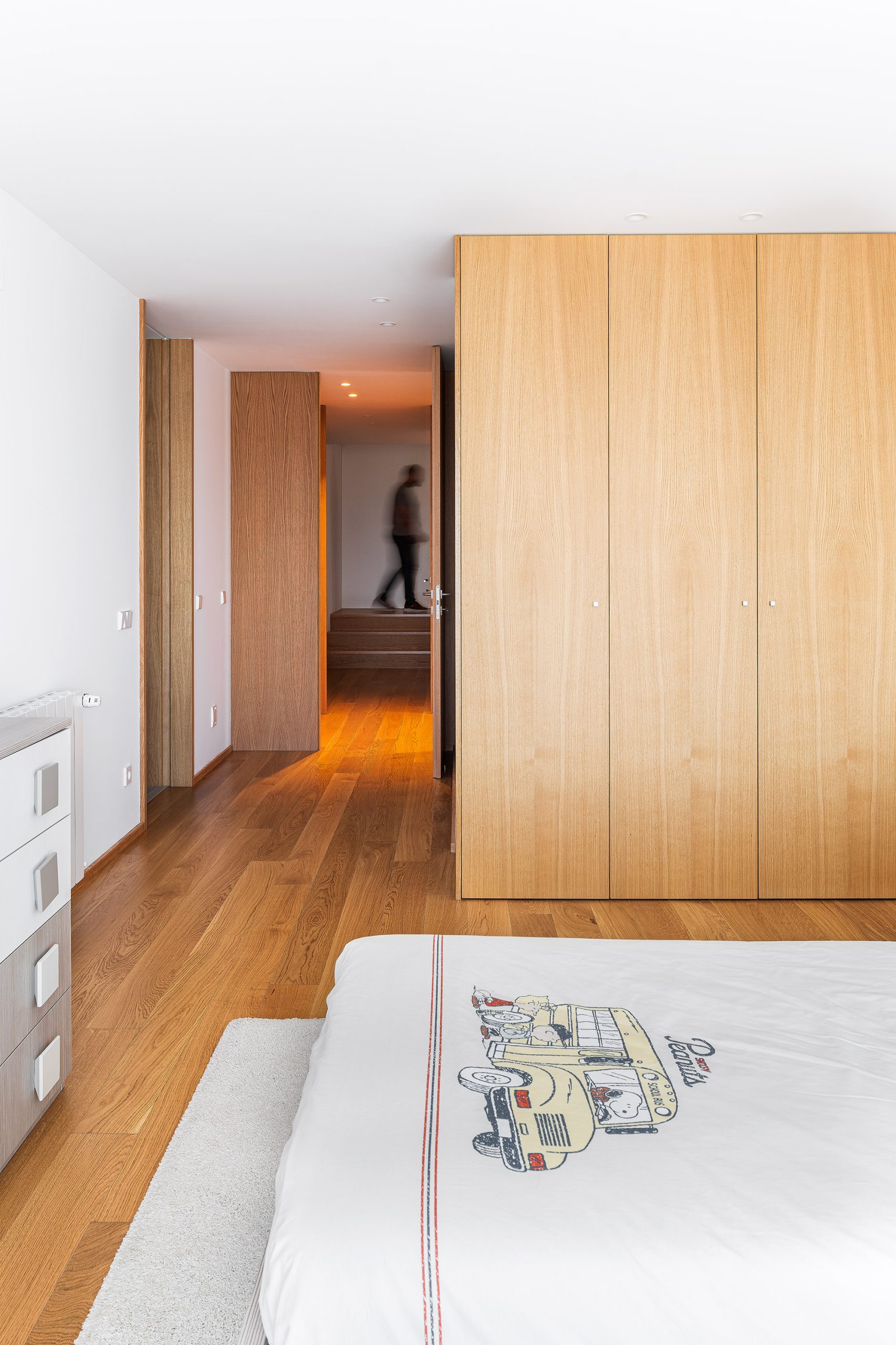 Interiores clean e luminosos da Casa Mafamude