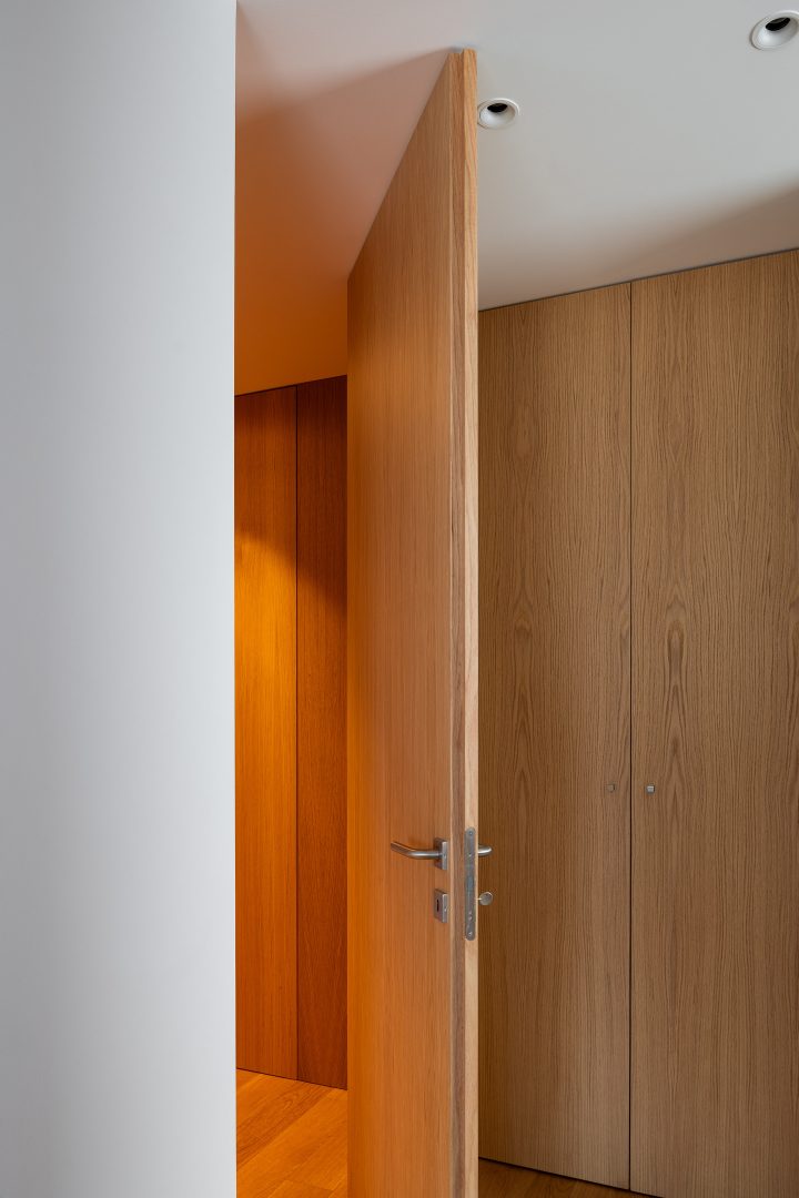 Interiores clean e luminosos da Casa Mafamude
