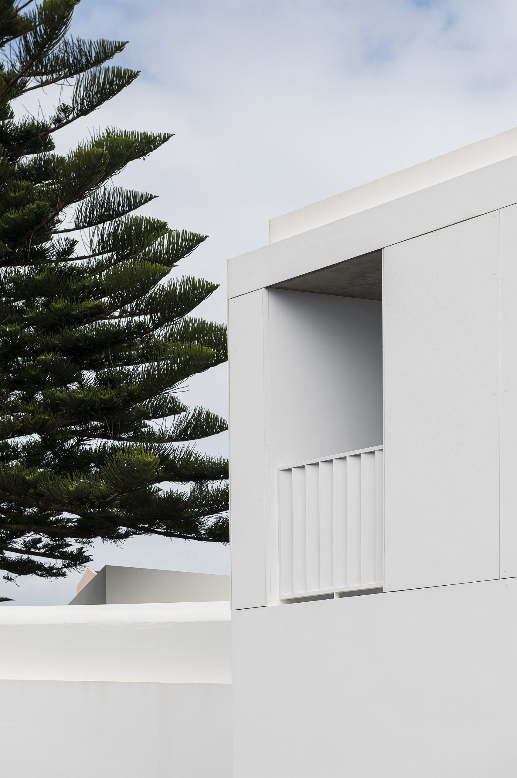 Fachada branca da Casa AC em São Roque, projeto Sal Arquitetos
