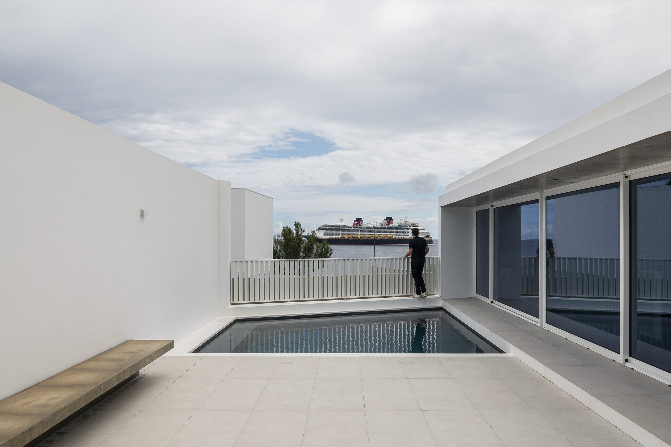 Fachada branca da Casa AC em São Roque, projeto Sal Arquitetos