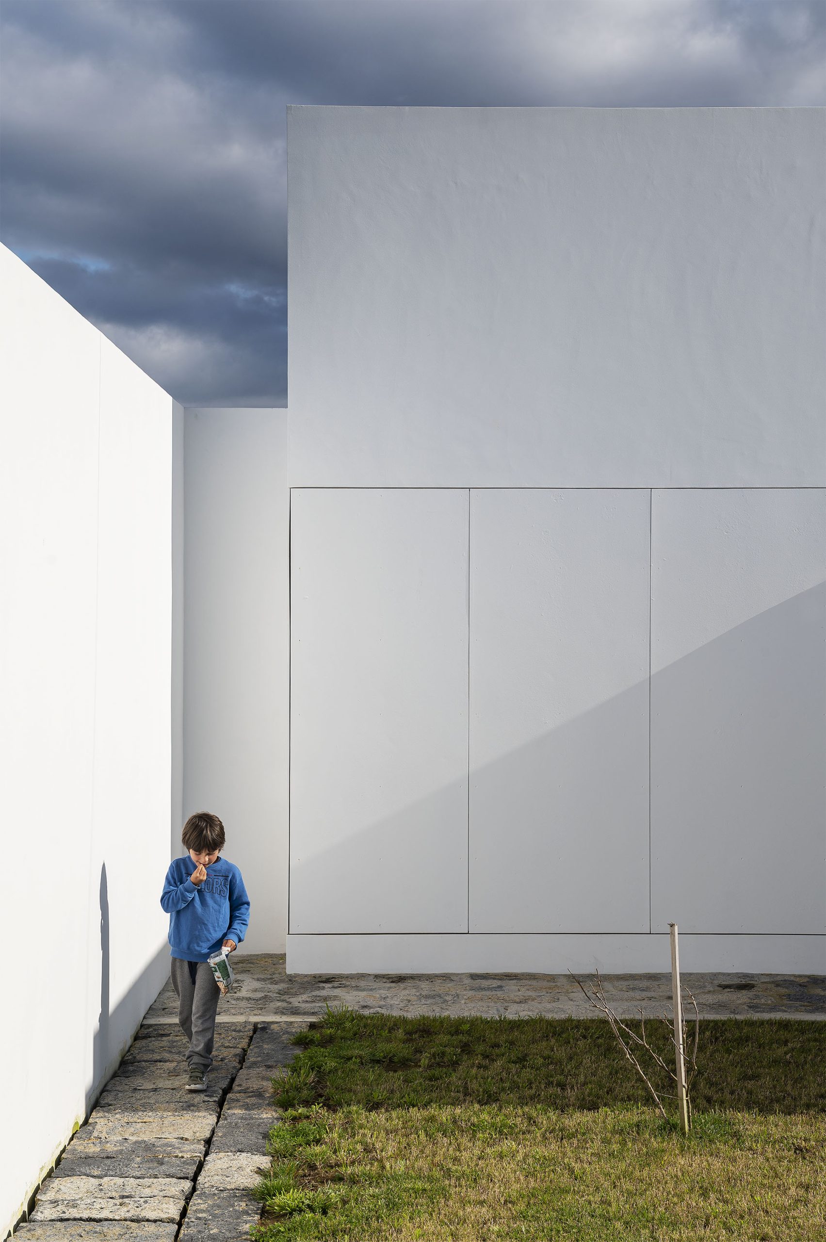 Fachada branca da Casa AC em São Roque, projeto Sal Arquitetos